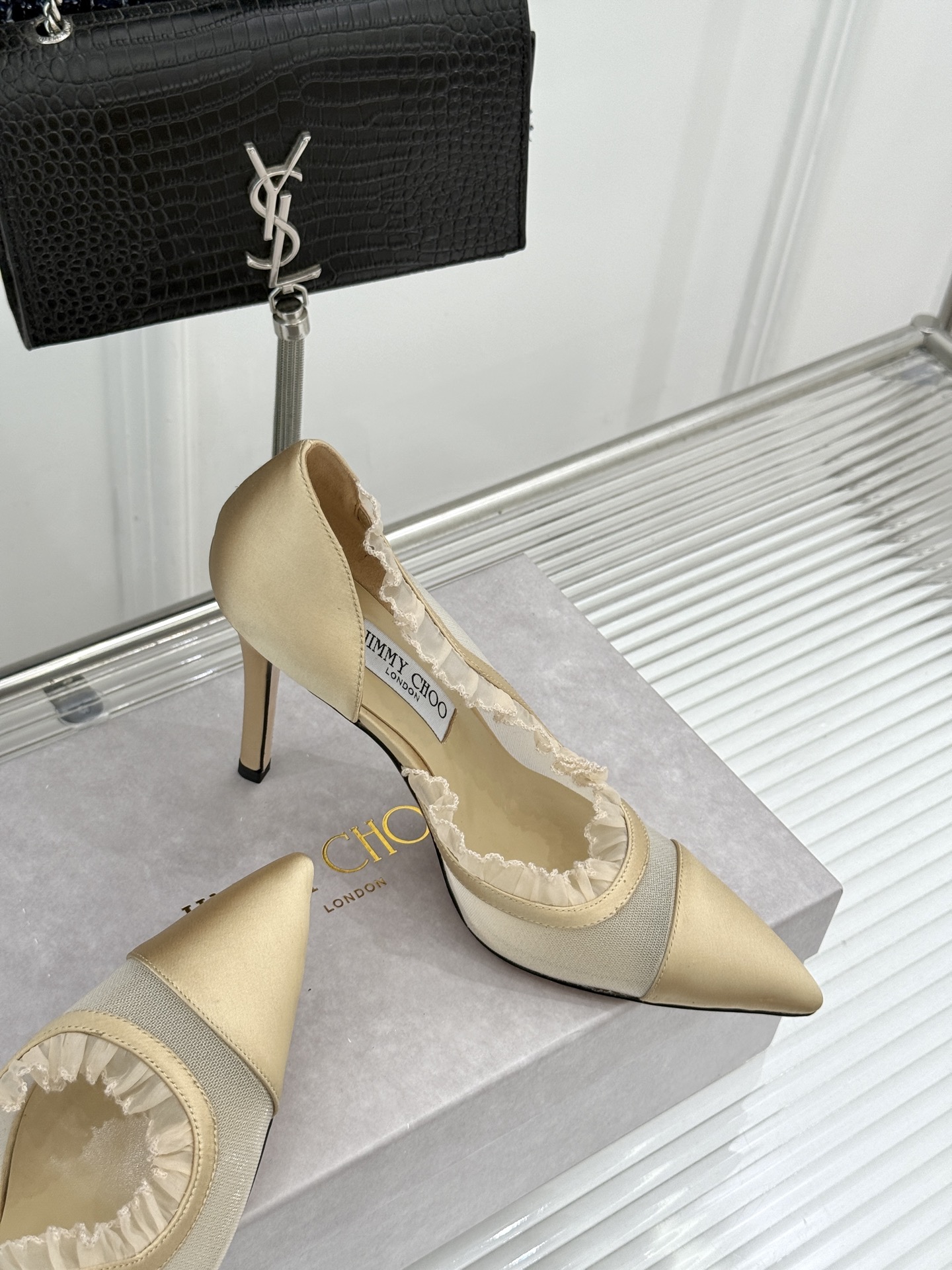 Jimmy Choo/吉米周26WF新品 网纱尖头侧空细跟高跟鞋婚鞋 网纱晕开柔雾光晕 尖头剪裁利落显腿修长 侧空衬得脚