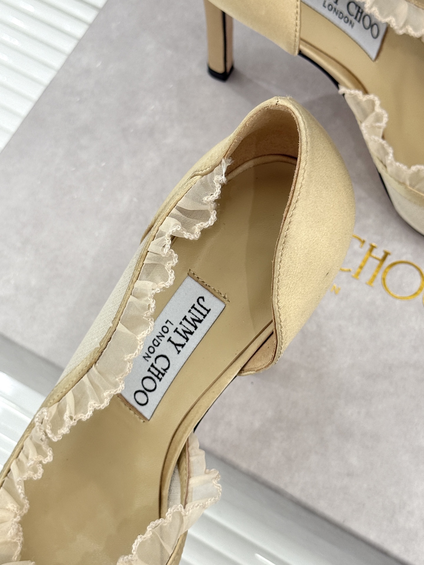 Jimmy Choo/吉米周26WF新品 网纱尖头侧空细跟高跟鞋婚鞋 网纱晕开柔雾光晕 尖头剪裁利落显腿修长 侧空衬得脚