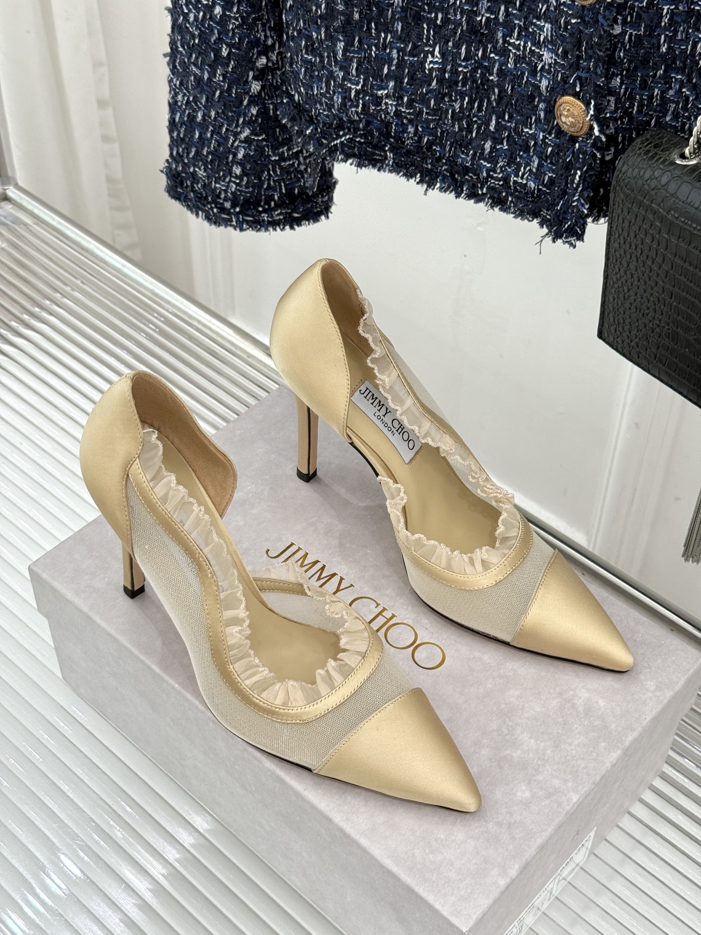 Jimmy Choo/吉米周26WF新品 网纱尖头侧空细跟高跟鞋婚鞋 网纱晕开柔雾光晕 尖头剪裁利落显腿修长 侧空衬得脚