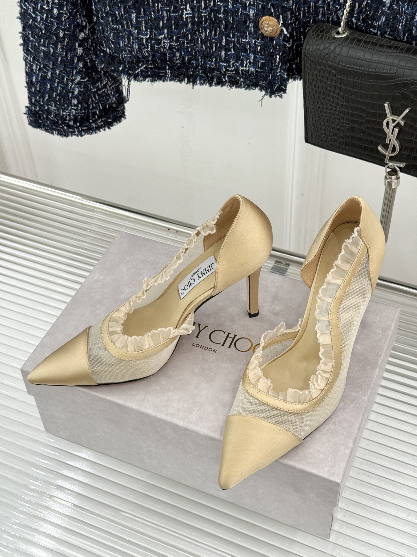 Jimmy Choo/吉米周26WF新品 网纱尖头侧空细跟高跟鞋婚鞋 网纱晕开柔雾光晕 尖头剪裁利落显腿修长 侧空衬得脚