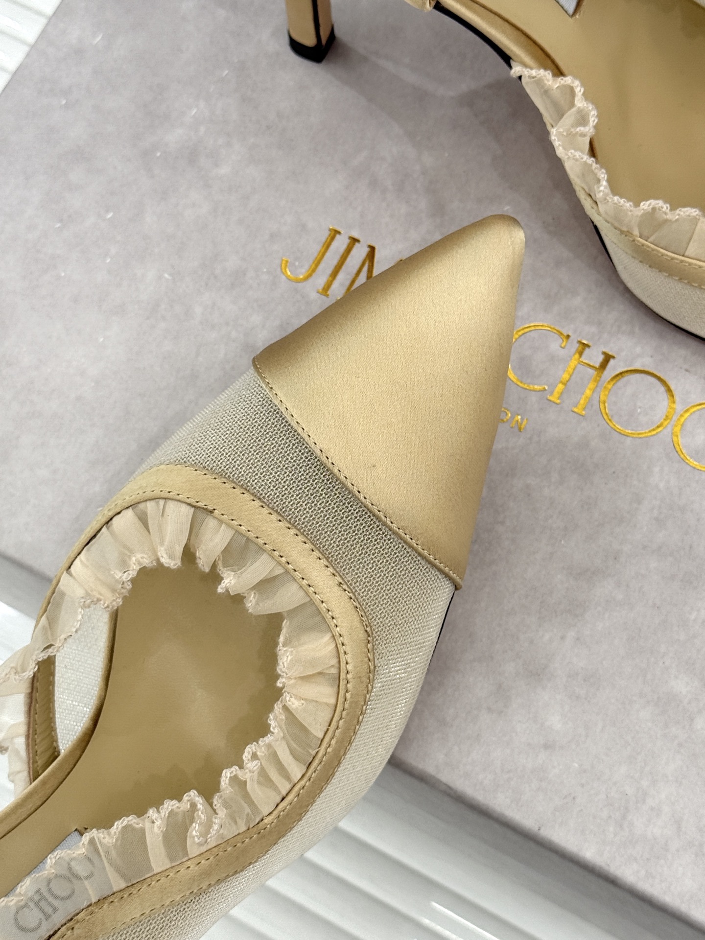 Jimmy Choo/吉米周26WF新品 网纱尖头侧空细跟高跟鞋婚鞋 网纱晕开柔雾光晕 尖头剪裁利落显腿修长 侧空衬得脚