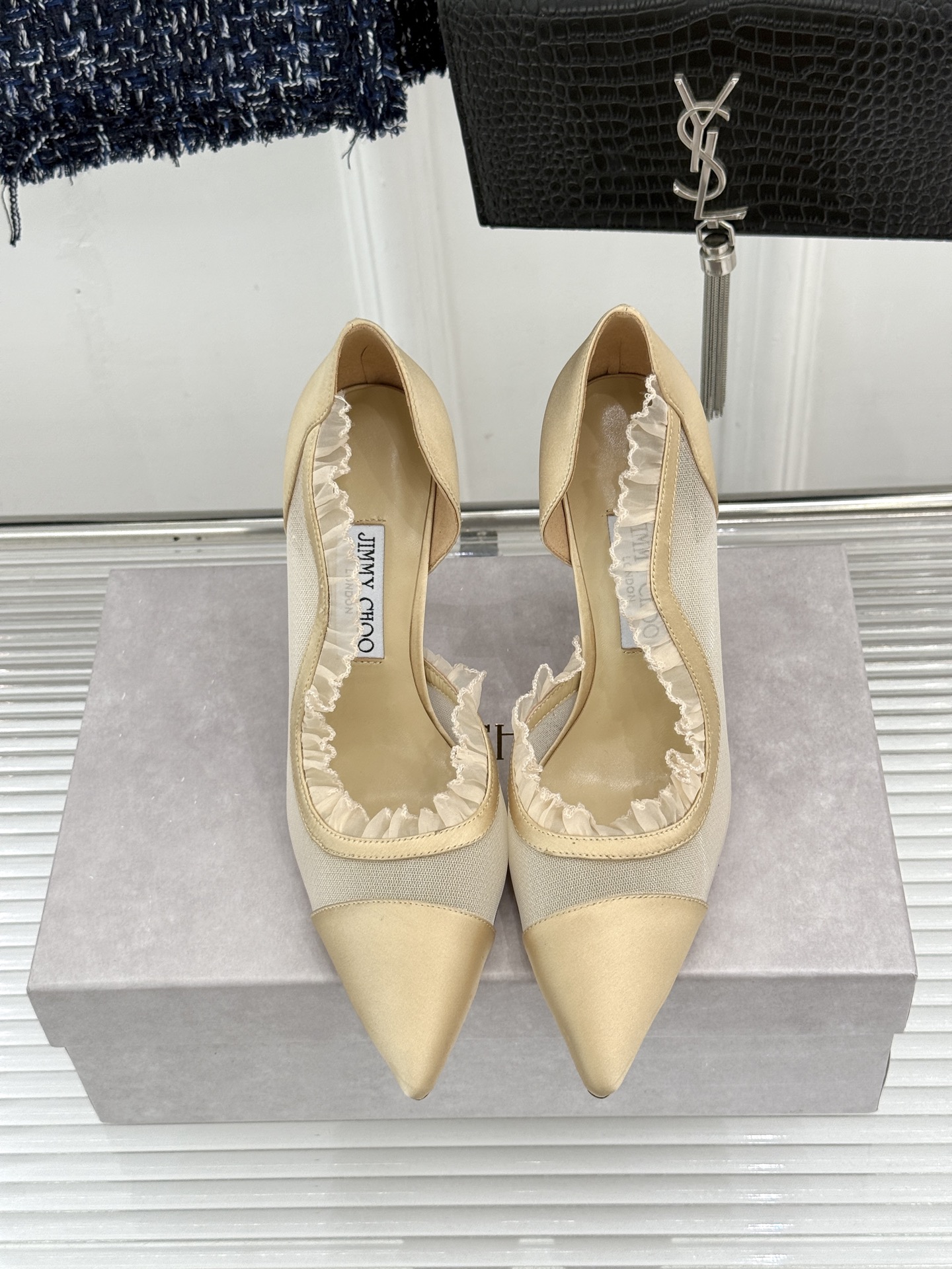 Jimmy Choo/吉米周26WF新品 网纱尖头侧空细跟高跟鞋婚鞋 网纱晕开柔雾光晕 尖头剪裁利落显腿修长 侧空衬得脚