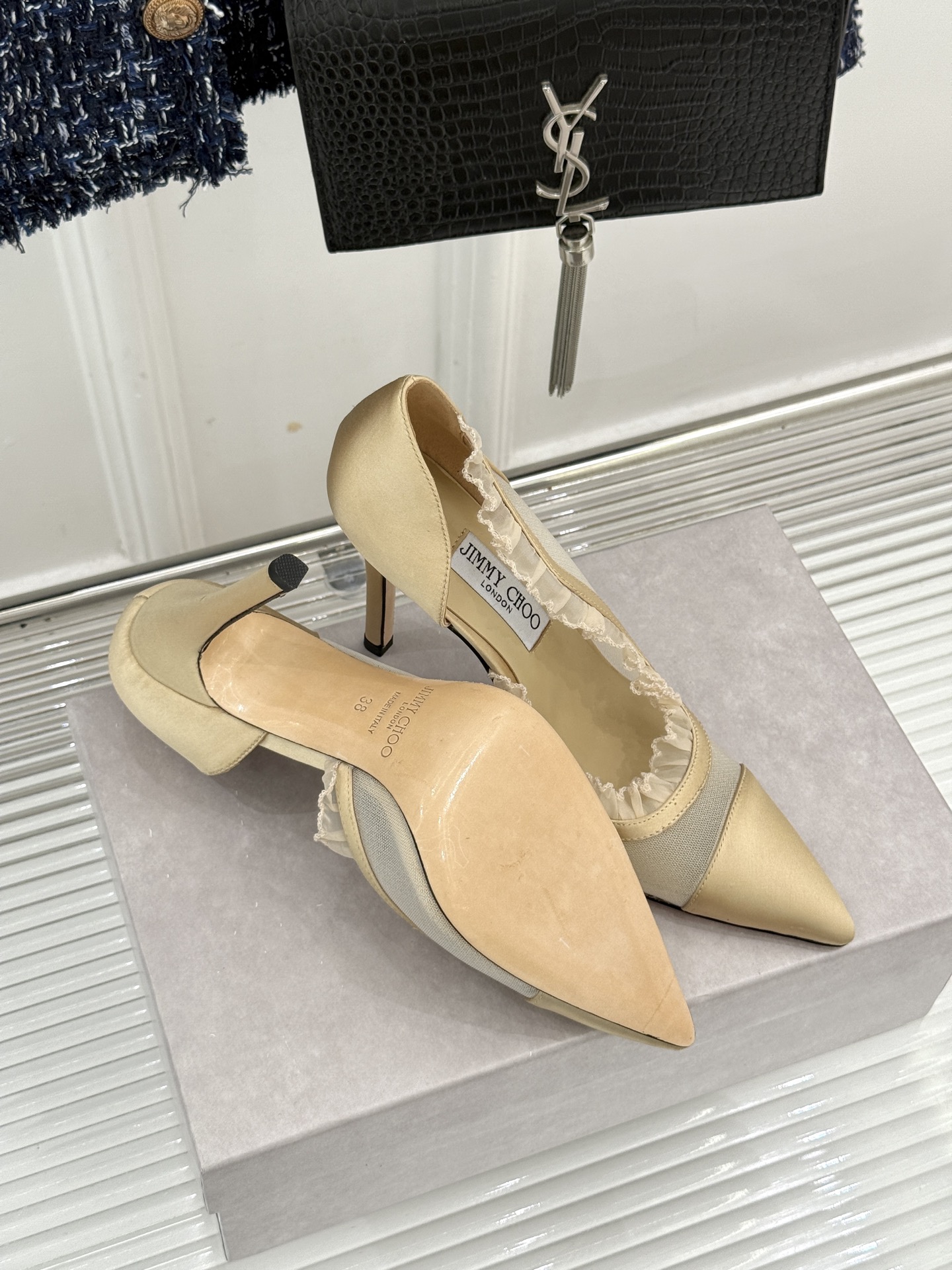Jimmy Choo/吉米周26WF新品 网纱尖头侧空细跟高跟鞋婚鞋 网纱晕开柔雾光晕 尖头剪裁利落显腿修长 侧空衬得脚