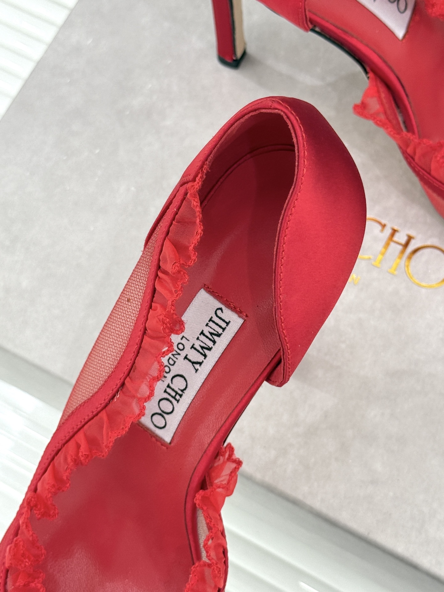 Jimmy Choo/吉米周26WF新品 网纱尖头侧空细跟高跟鞋婚鞋 网纱晕开柔雾光晕 尖头剪裁利落显腿修长 侧空衬得脚
