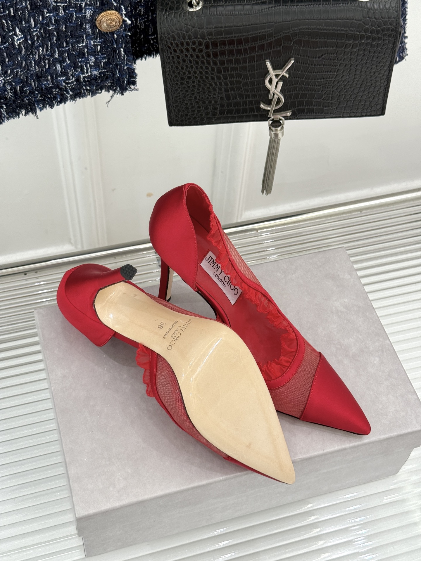 Jimmy Choo/吉米周26WF新品 网纱尖头侧空细跟高跟鞋婚鞋 网纱晕开柔雾光晕 尖头剪裁利落显腿修长 侧空衬得脚
