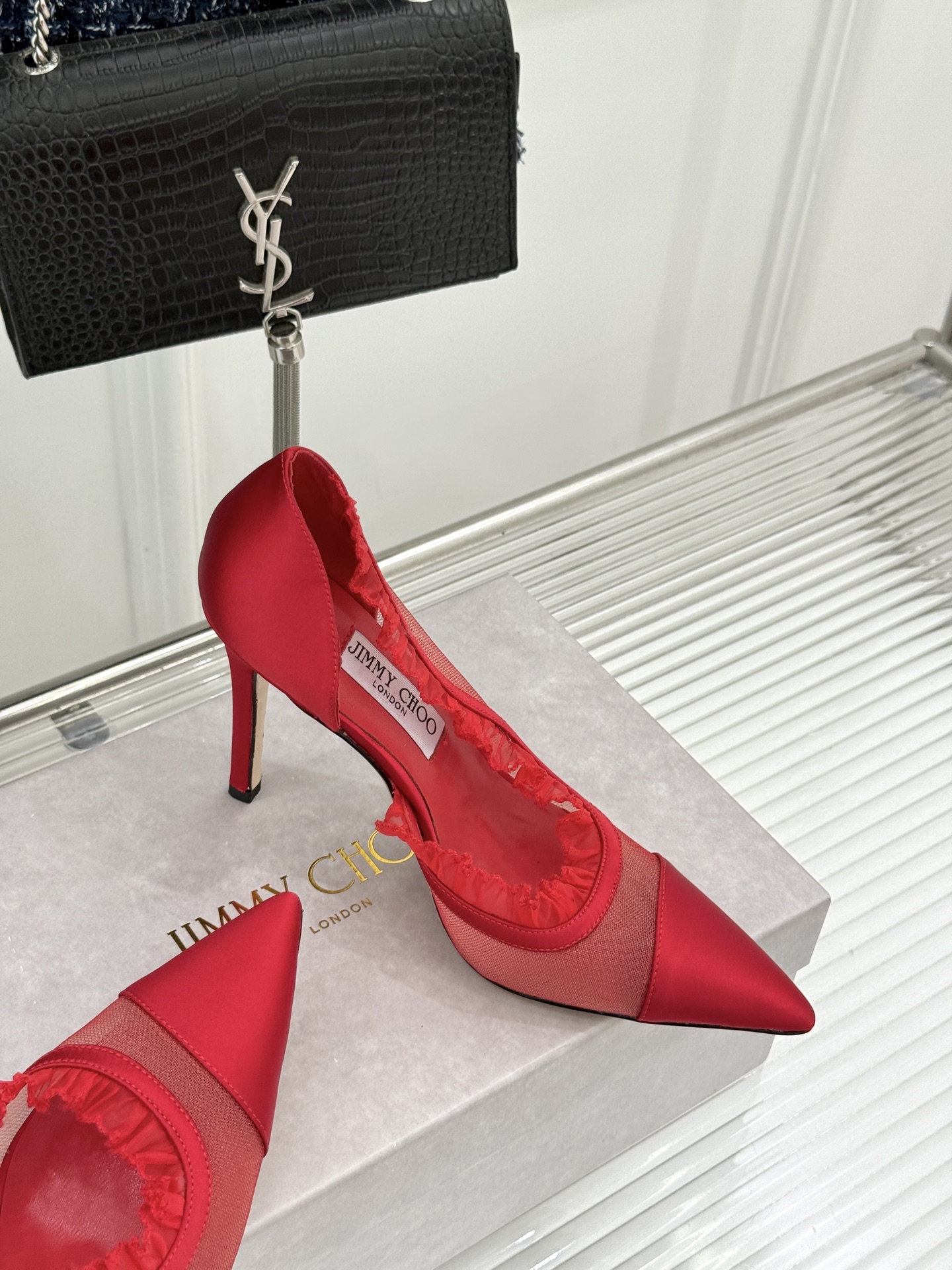 Jimmy Choo/吉米周26WF新品 网纱尖头侧空细跟高跟鞋婚鞋 网纱晕开柔雾光晕 尖头剪裁利落显腿修长 侧空衬得脚