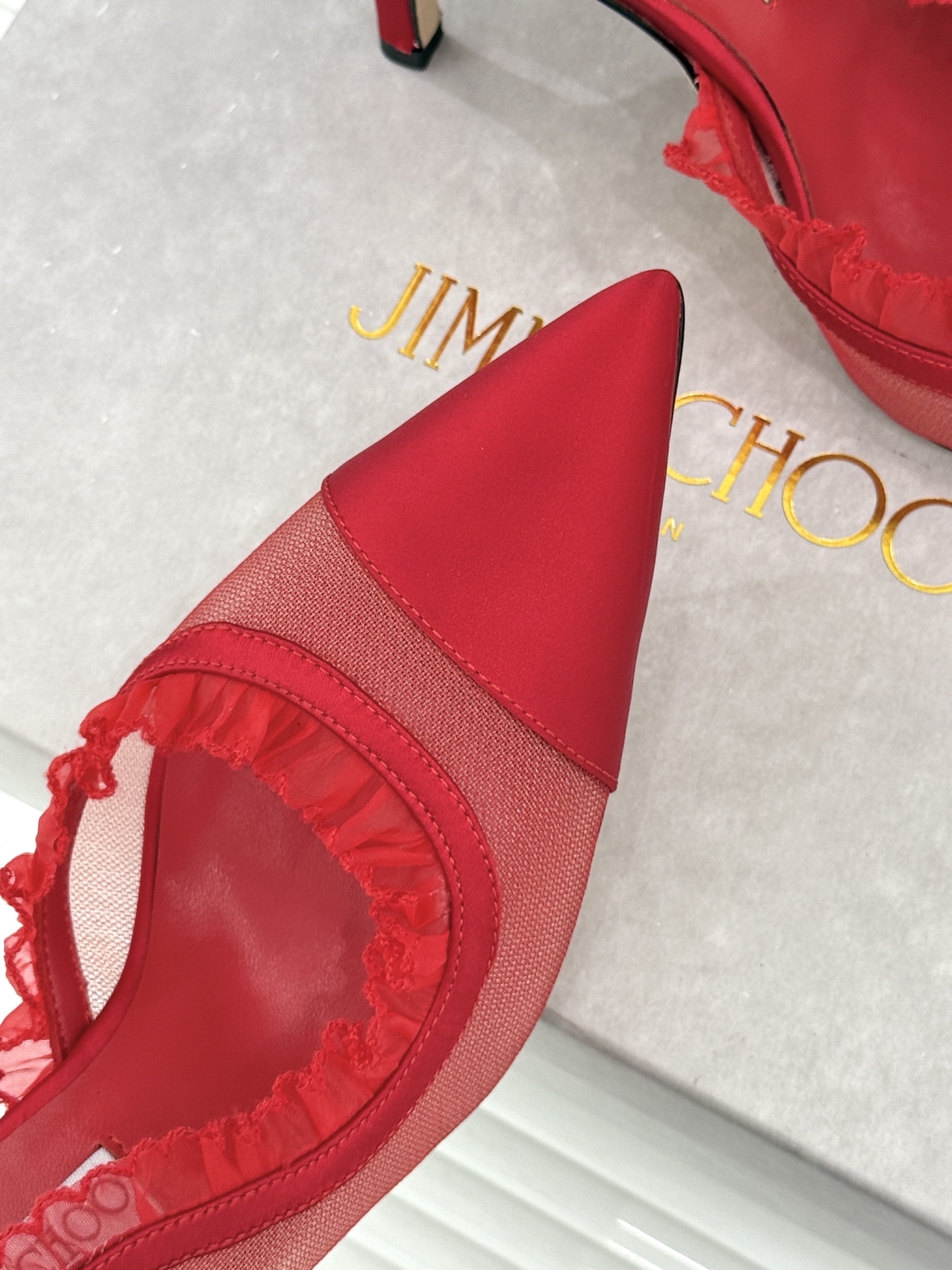 Jimmy Choo/吉米周26WF新品 网纱尖头侧空细跟高跟鞋婚鞋 网纱晕开柔雾光晕 尖头剪裁利落显腿修长 侧空衬得脚