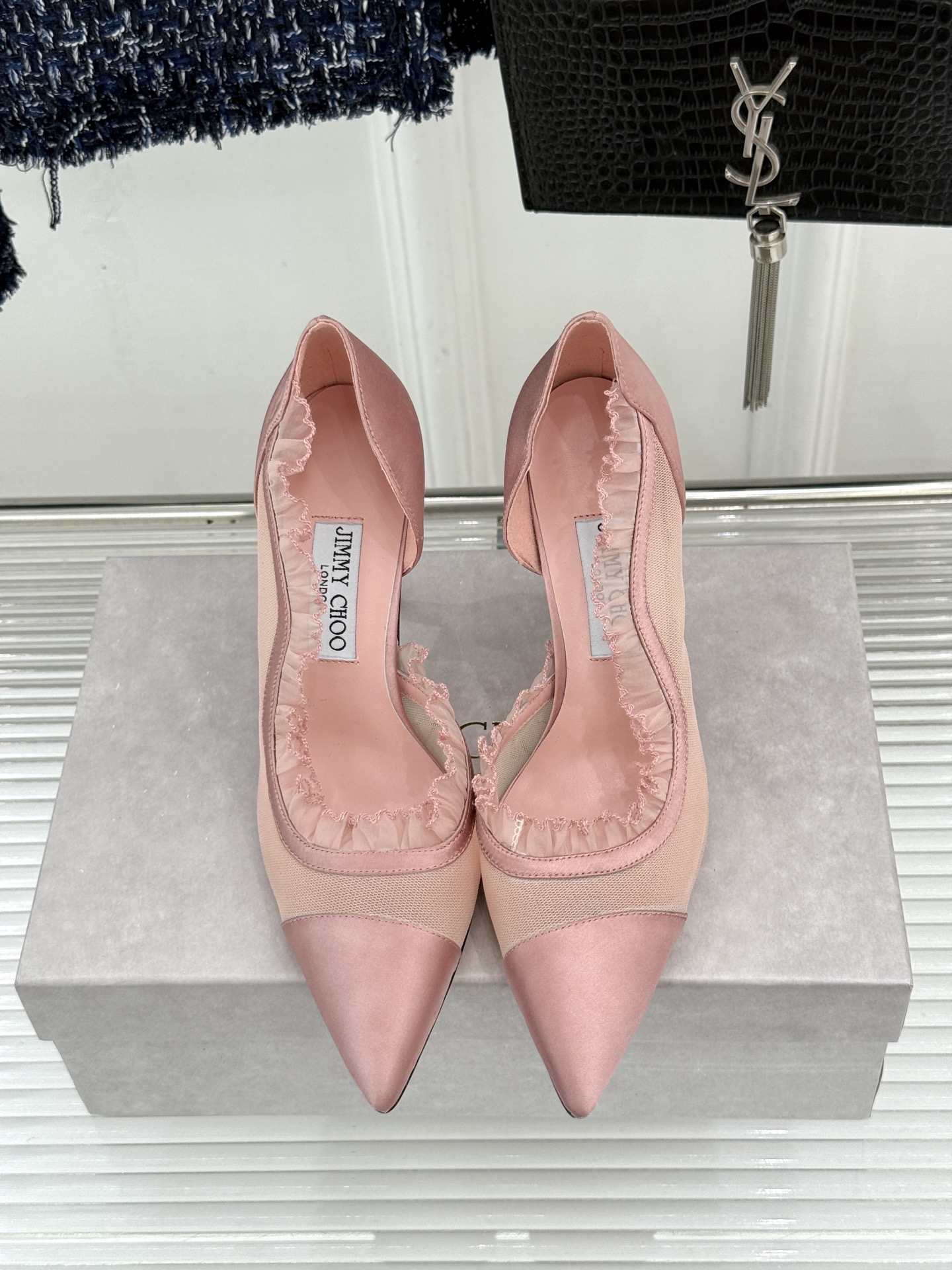 Jimmy Choo/吉米周26WF新品 网纱尖头侧空细跟高跟鞋婚鞋 网纱晕开柔雾光晕 尖头剪裁利落显腿修长 侧空衬得脚 Jimmy Choo/吉米周26WF新品 网纱尖头侧空细跟高跟鞋婚鞋 网纱晕开柔雾光晕 尖头剪裁利落显腿修长 侧空衬得脚