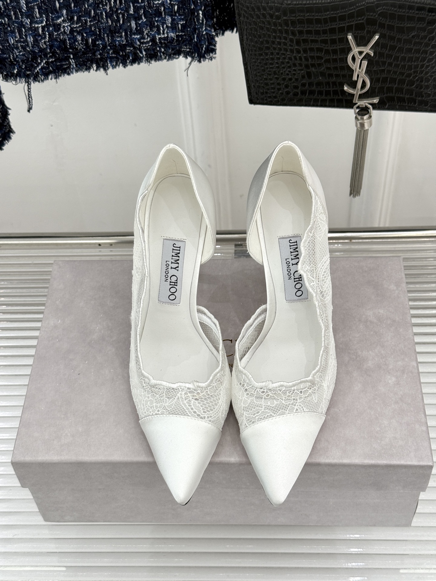 Jimmy Choo/吉米周26WF新品 蕾丝尖头侧空细跟高跟鞋婚鞋 蕾丝漫着柔雾光晕 尖头利落拉长腿部线 侧空衬得脚踝