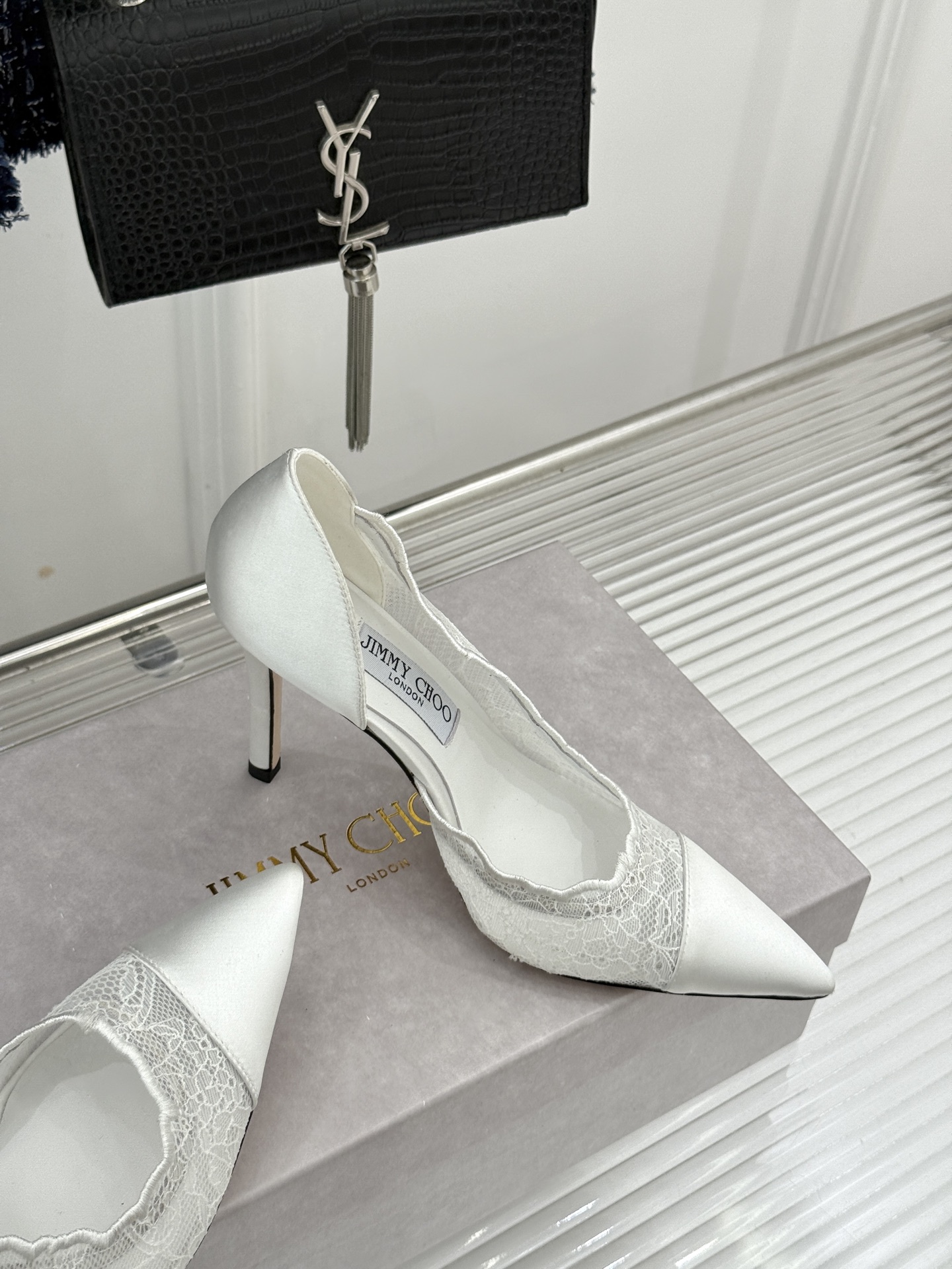 Jimmy Choo/吉米周26WF新品 蕾丝尖头侧空细跟高跟鞋婚鞋 蕾丝漫着柔雾光晕 尖头利落拉长腿部线 侧空衬得脚踝