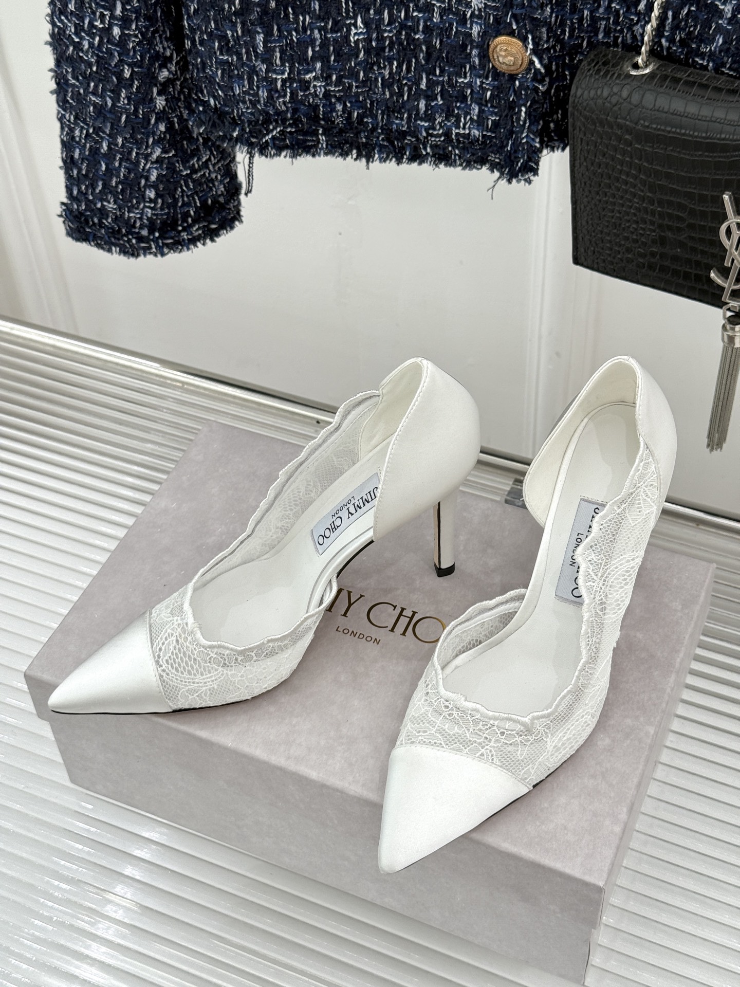 Jimmy Choo/吉米周26WF新品 蕾丝尖头侧空细跟高跟鞋婚鞋 蕾丝漫着柔雾光晕 尖头利落拉长腿部线 侧空衬得脚踝