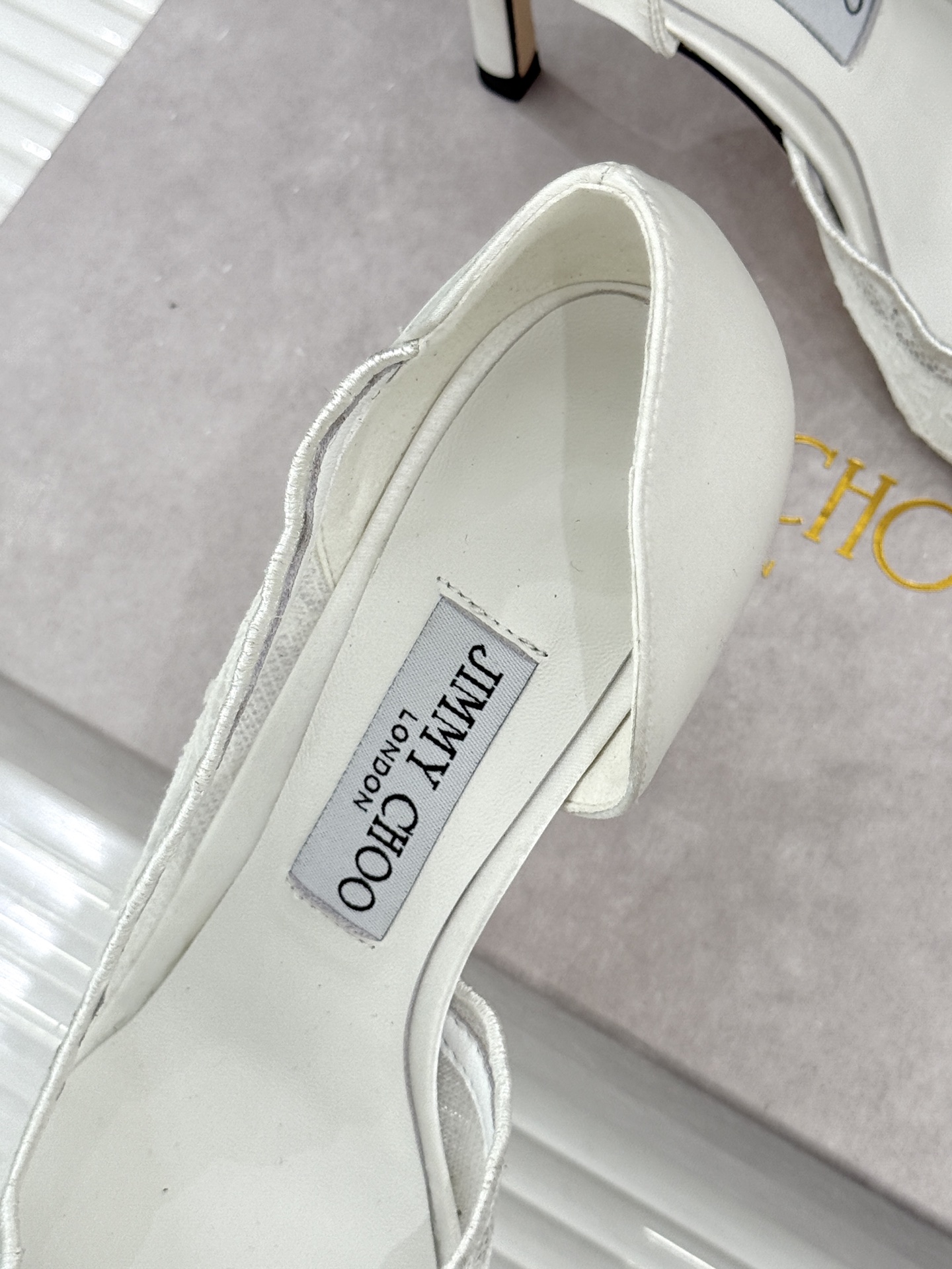 Jimmy Choo/吉米周26WF新品 蕾丝尖头侧空细跟高跟鞋婚鞋 蕾丝漫着柔雾光晕 尖头利落拉长腿部线 侧空衬得脚踝