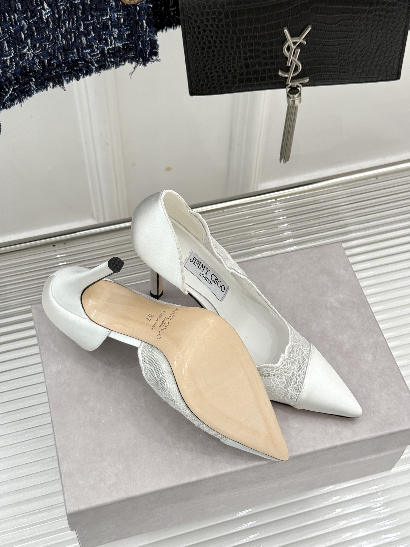 Jimmy Choo/吉米周26WF新品 蕾丝尖头侧空细跟高跟鞋婚鞋 蕾丝漫着柔雾光晕 尖头利落拉长腿部线 侧空衬得脚踝