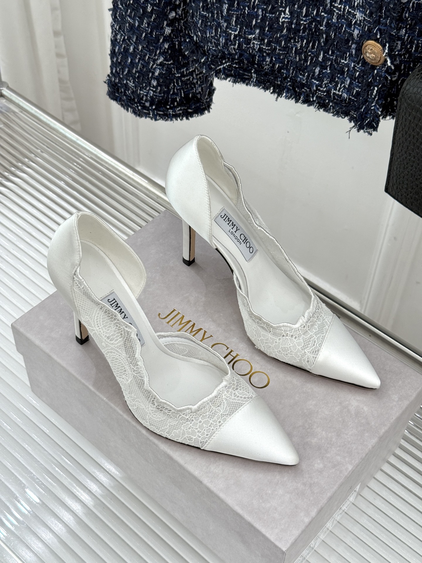Jimmy Choo/吉米周26WF新品 蕾丝尖头侧空细跟高跟鞋婚鞋 蕾丝漫着柔雾光晕 尖头利落拉长腿部线 侧空衬得脚踝