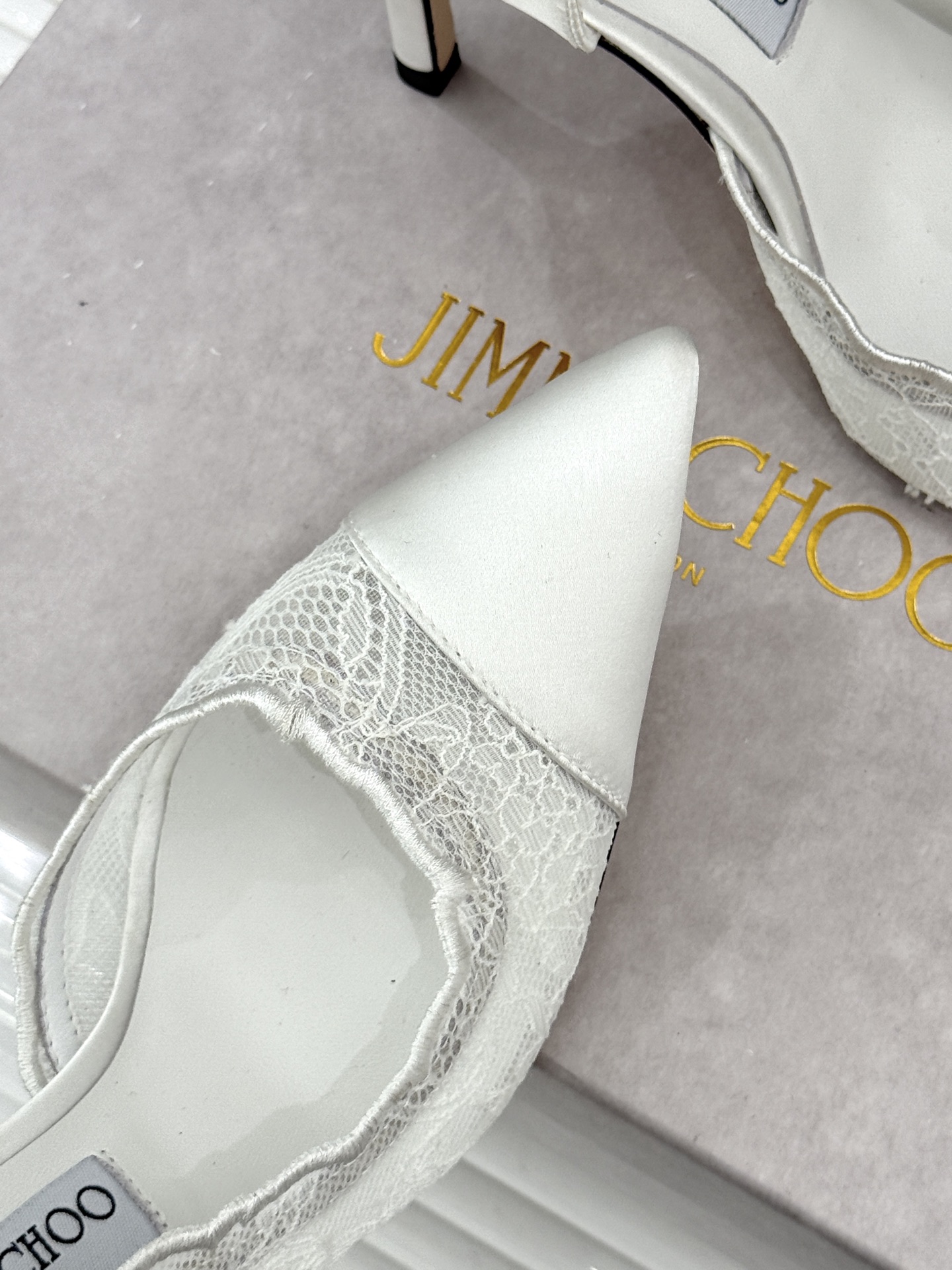Jimmy Choo/吉米周26WF新品 蕾丝尖头侧空细跟高跟鞋婚鞋 蕾丝漫着柔雾光晕 尖头利落拉长腿部线 侧空衬得脚踝