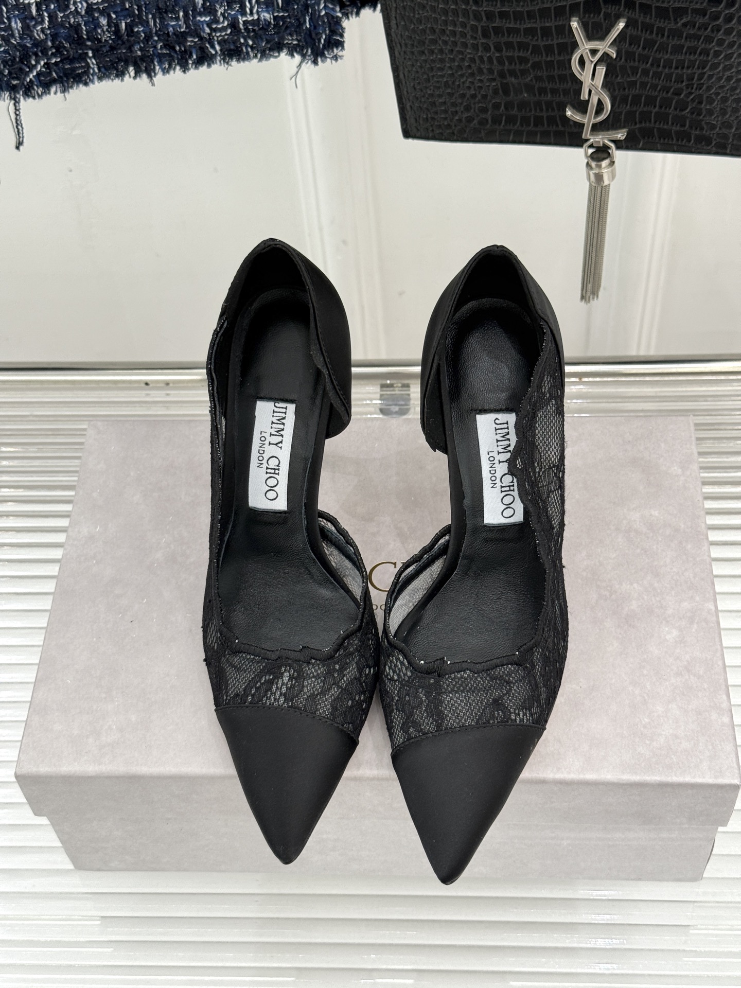 Jimmy Choo/吉米周26WF新品 蕾丝尖头侧空细跟高跟鞋婚鞋 蕾丝漫着柔雾光晕 尖头利落拉长腿部线 侧空衬得脚踝
