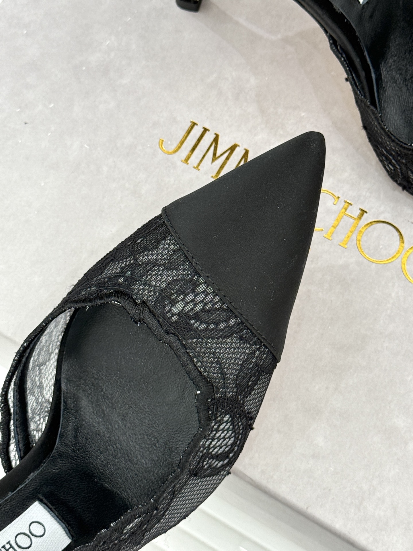 Jimmy Choo/吉米周26WF新品 蕾丝尖头侧空细跟高跟鞋婚鞋 蕾丝漫着柔雾光晕 尖头利落拉长腿部线 侧空衬得脚踝