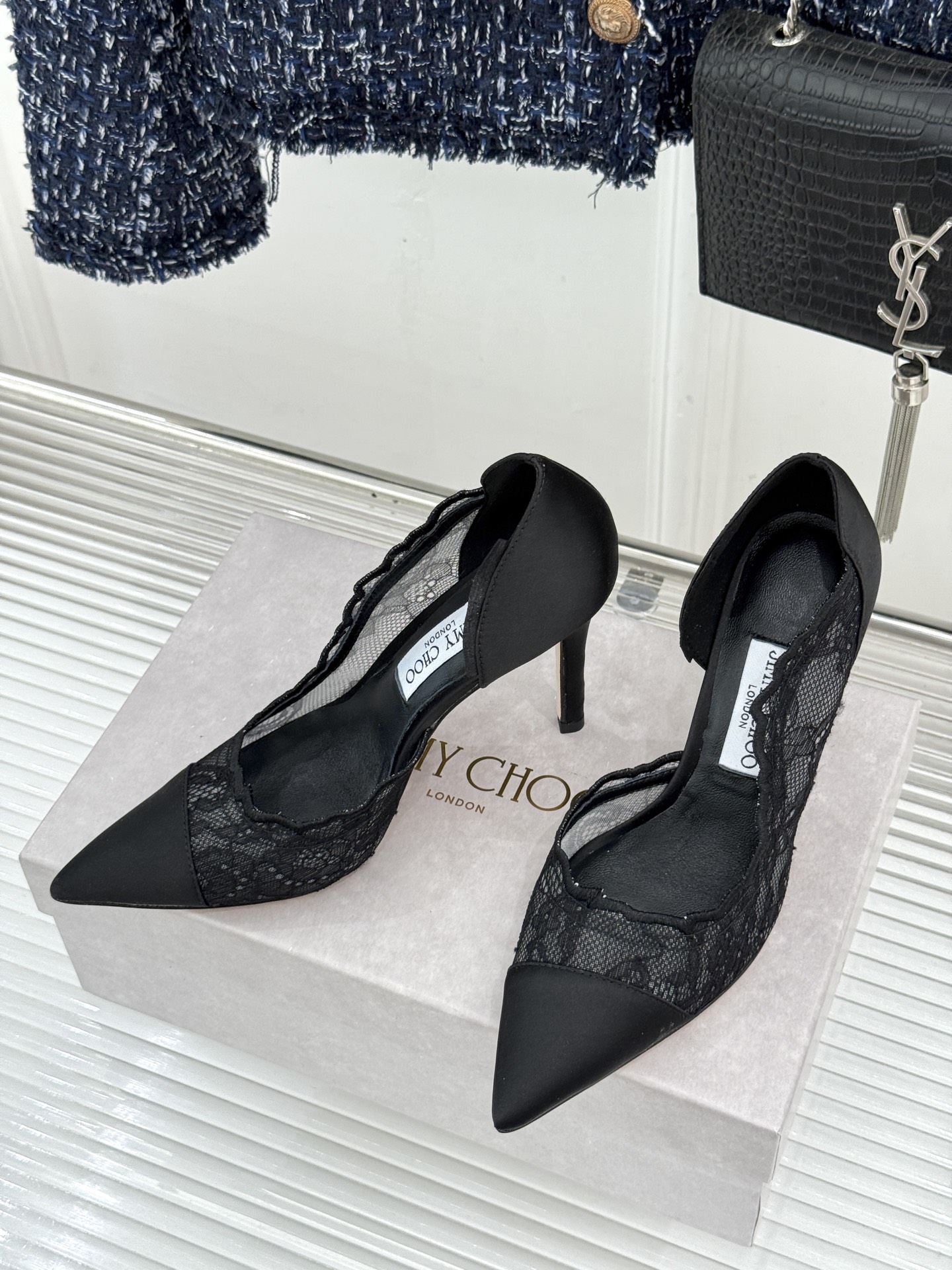 Jimmy Choo/吉米周26WF新品 蕾丝尖头侧空细跟高跟鞋婚鞋 蕾丝漫着柔雾光晕 尖头利落拉长腿部线 侧空衬得脚踝