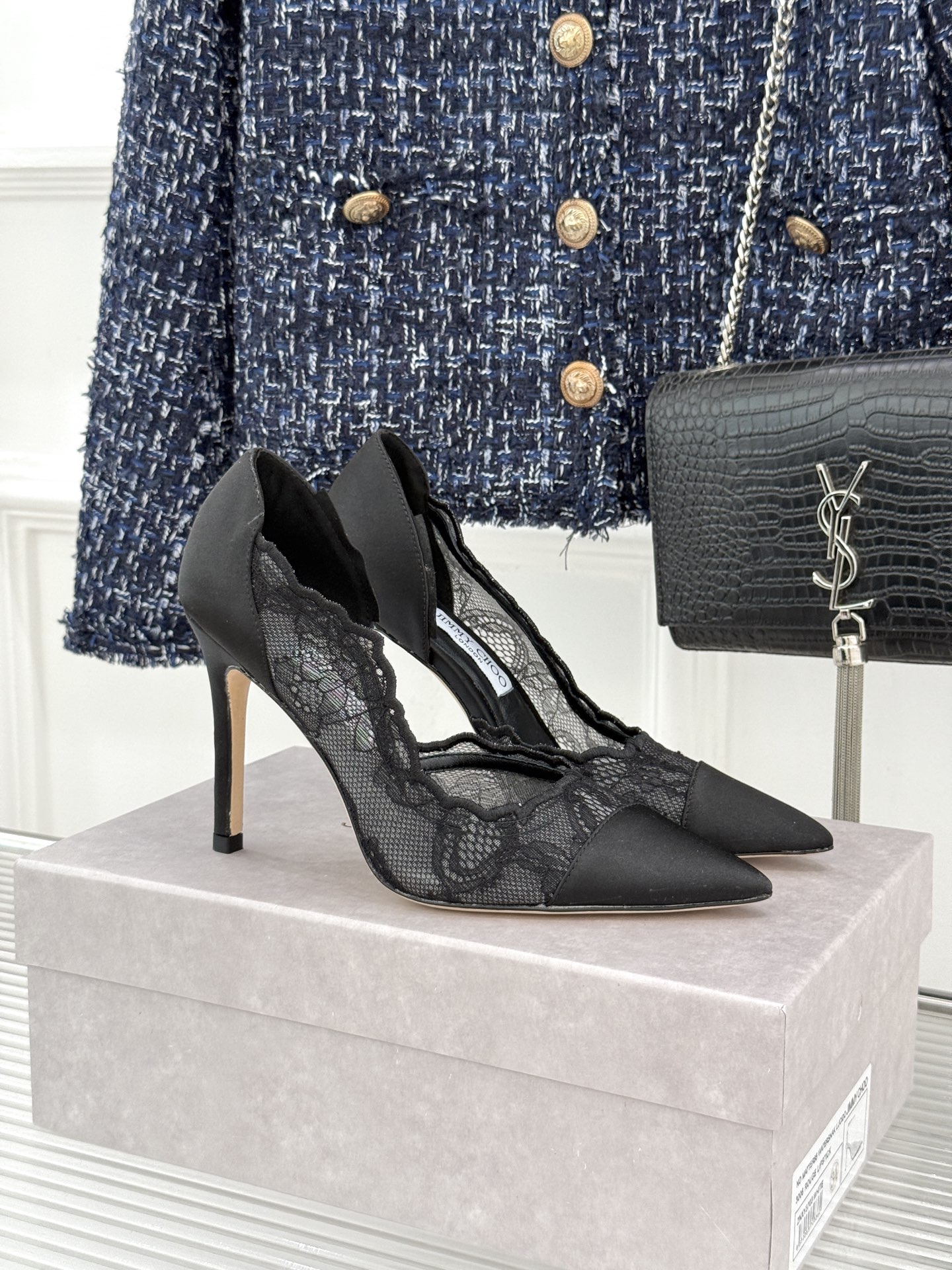 Jimmy Choo/吉米周26WF新品 蕾丝尖头侧空细跟高跟鞋婚鞋 蕾丝漫着柔雾光晕 尖头利落拉长腿部线 侧空衬得脚踝