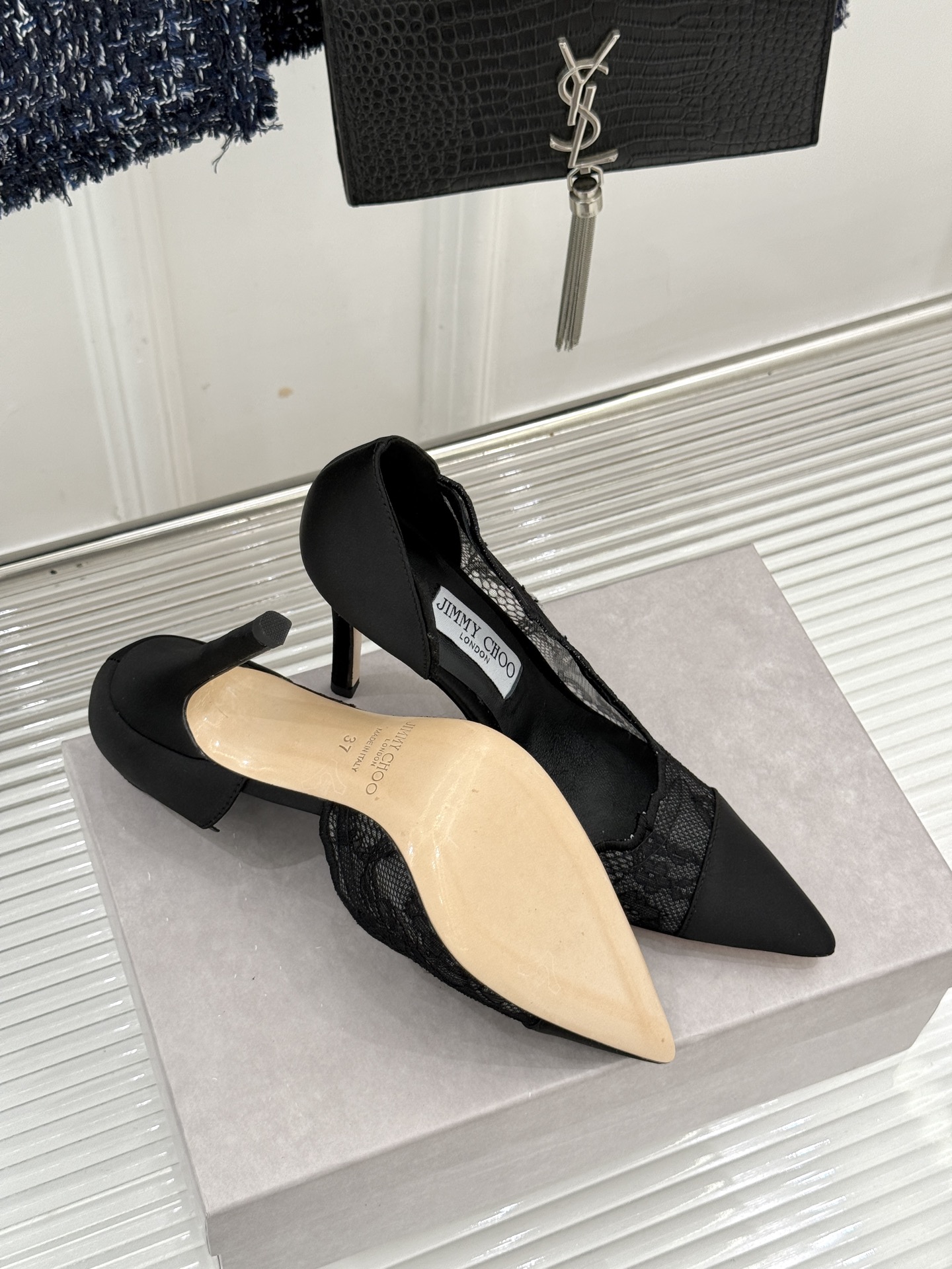 Jimmy Choo/吉米周26WF新品 蕾丝尖头侧空细跟高跟鞋婚鞋 蕾丝漫着柔雾光晕 尖头利落拉长腿部线 侧空衬得脚踝