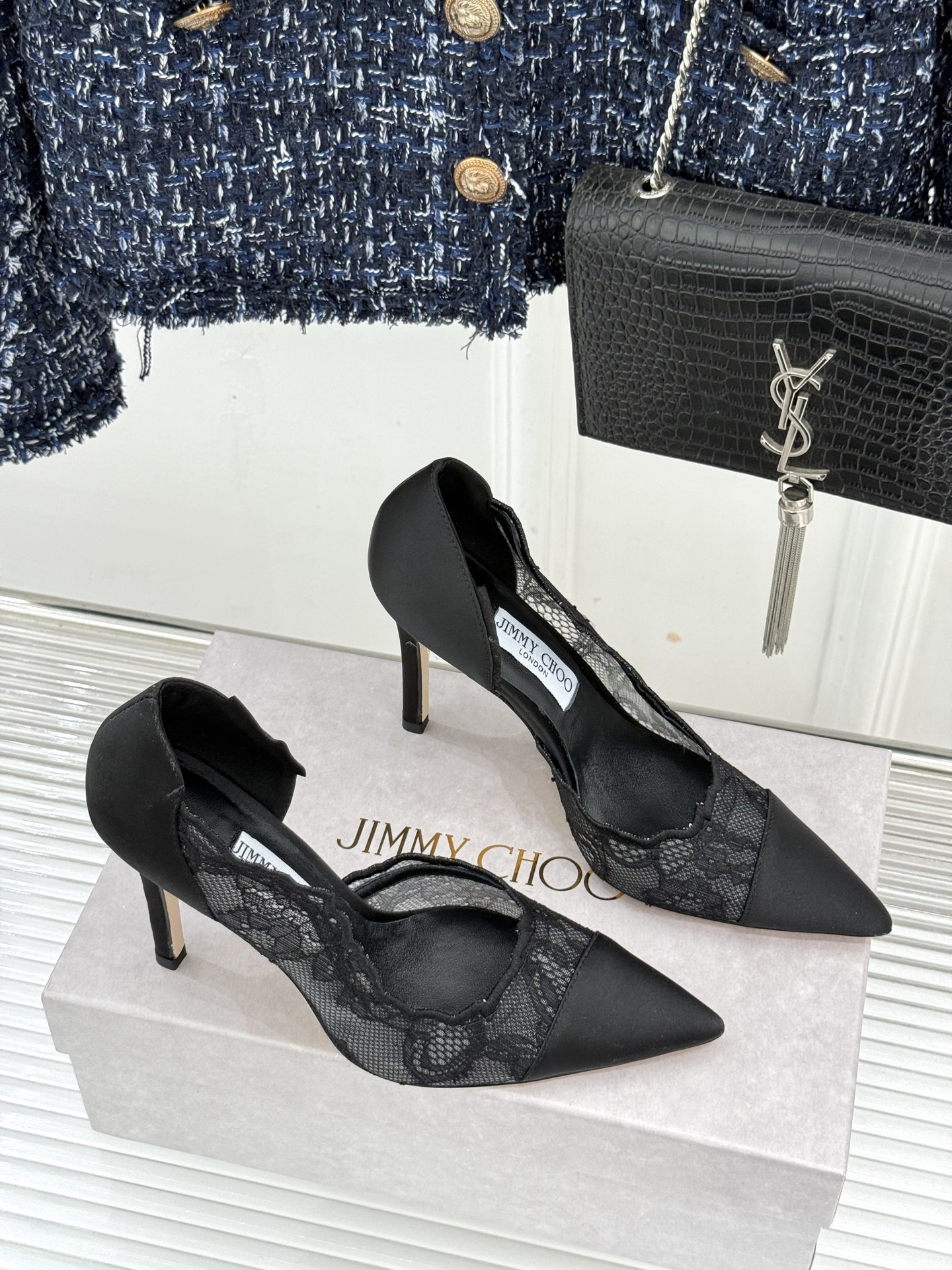 Jimmy Choo/吉米周26WF新品 蕾丝尖头侧空细跟高跟鞋婚鞋 蕾丝漫着柔雾光晕 尖头利落拉长腿部线 侧空衬得脚踝