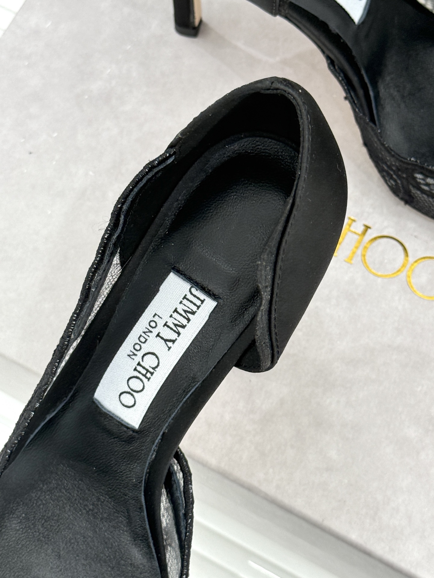 Jimmy Choo/吉米周26WF新品 蕾丝尖头侧空细跟高跟鞋婚鞋 蕾丝漫着柔雾光晕 尖头利落拉长腿部线 侧空衬得脚踝