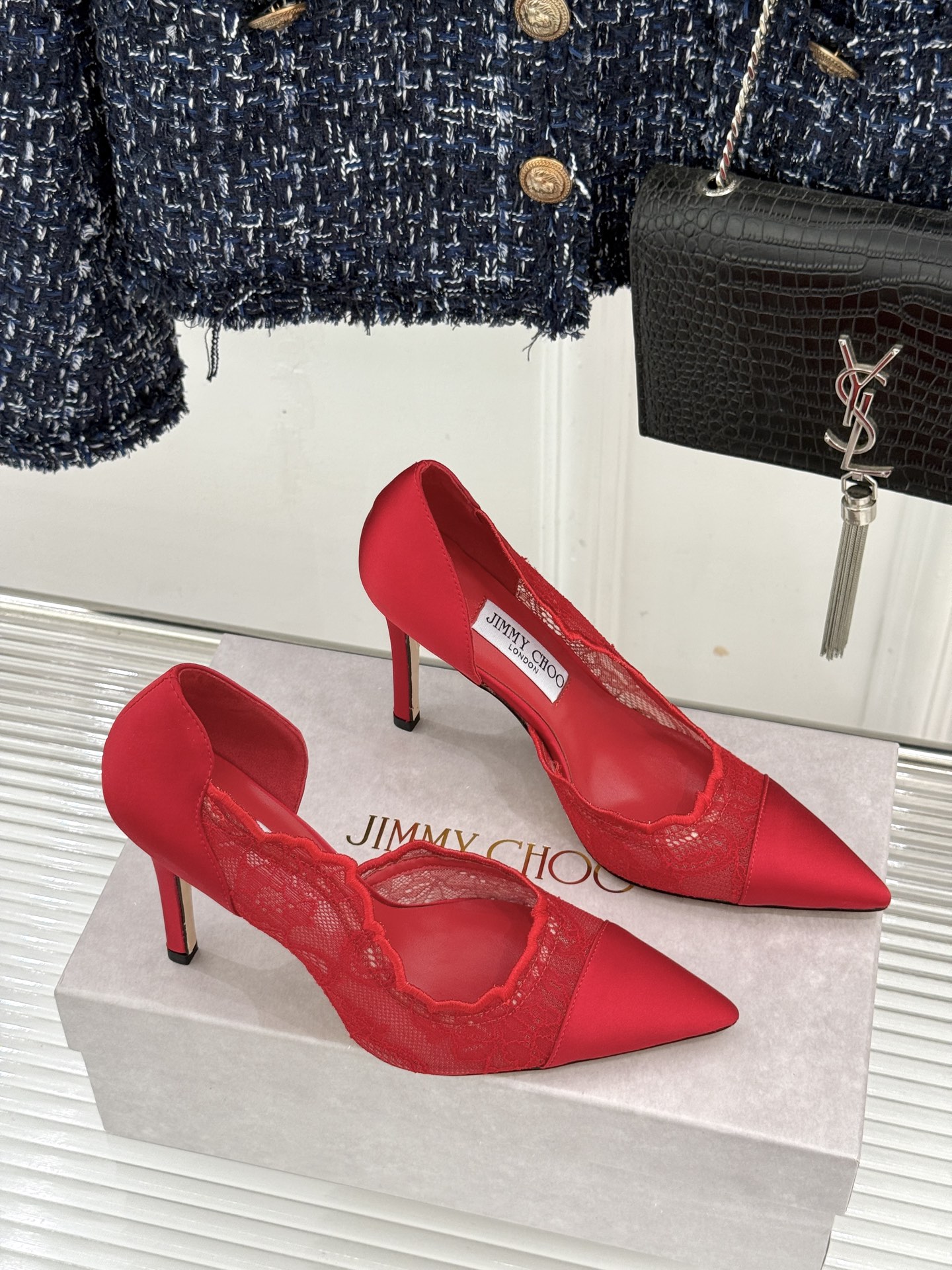 Jimmy Choo/吉米周26WF新品 蕾丝尖头侧空细跟高跟鞋婚鞋 蕾丝漫着柔雾光晕 尖头利落拉长腿部线 侧空衬得脚踝 Jimmy Choo/吉米周26WF新品 蕾丝尖头侧空细跟高跟鞋婚鞋 蕾丝漫着柔雾光晕 尖头利落拉长腿部线 侧空衬得脚踝