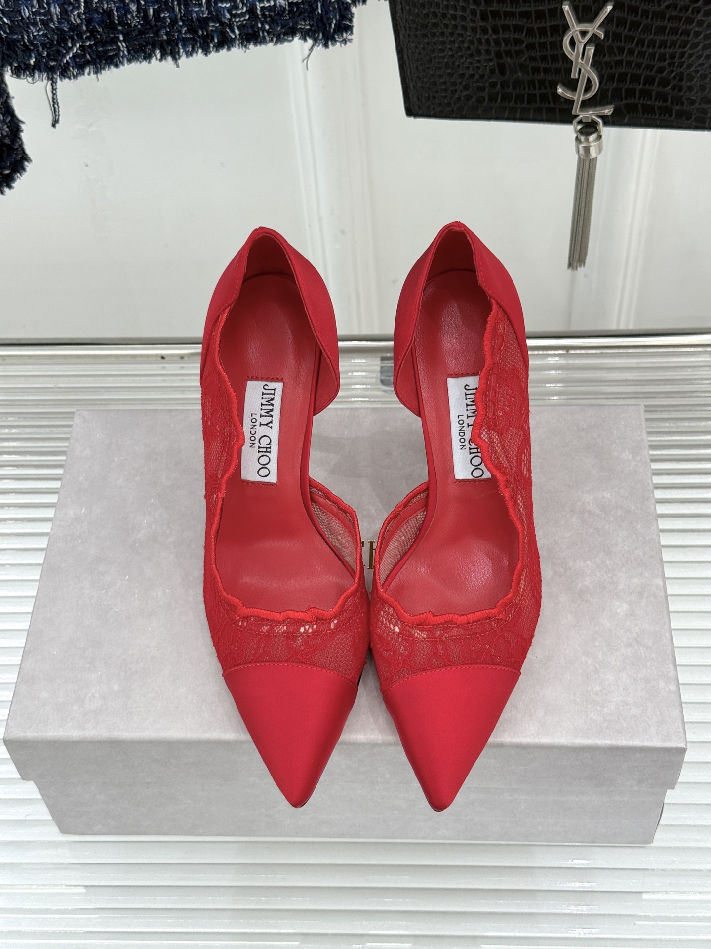 Jimmy Choo/吉米周26WF新品 蕾丝尖头侧空细跟高跟鞋婚鞋 蕾丝漫着柔雾光晕 尖头利落拉长腿部线 侧空衬得脚踝 Jimmy Choo/吉米周26WF新品 蕾丝尖头侧空细跟高跟鞋婚鞋 蕾丝漫着柔雾光晕 尖头利落拉长腿部线 侧空衬得脚踝