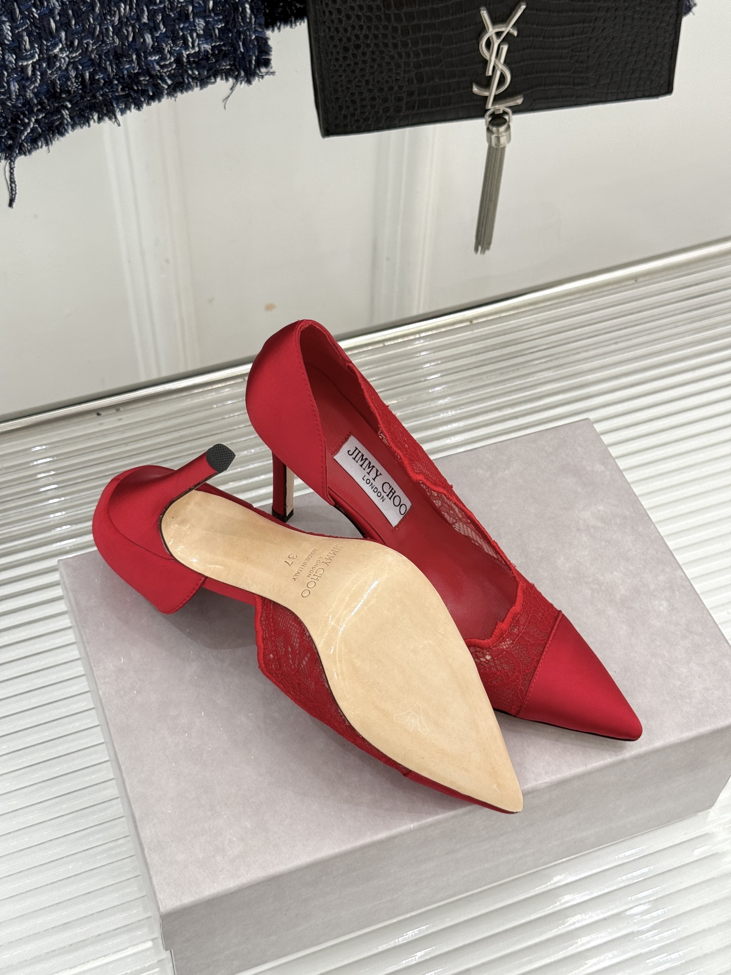 Jimmy Choo/吉米周26WF新品 蕾丝尖头侧空细跟高跟鞋婚鞋 蕾丝漫着柔雾光晕 尖头利落拉长腿部线 侧空衬得脚踝 Jimmy Choo/吉米周26WF新品 蕾丝尖头侧空细跟高跟鞋婚鞋 蕾丝漫着柔雾光晕 尖头利落拉长腿部线 侧空衬得脚踝