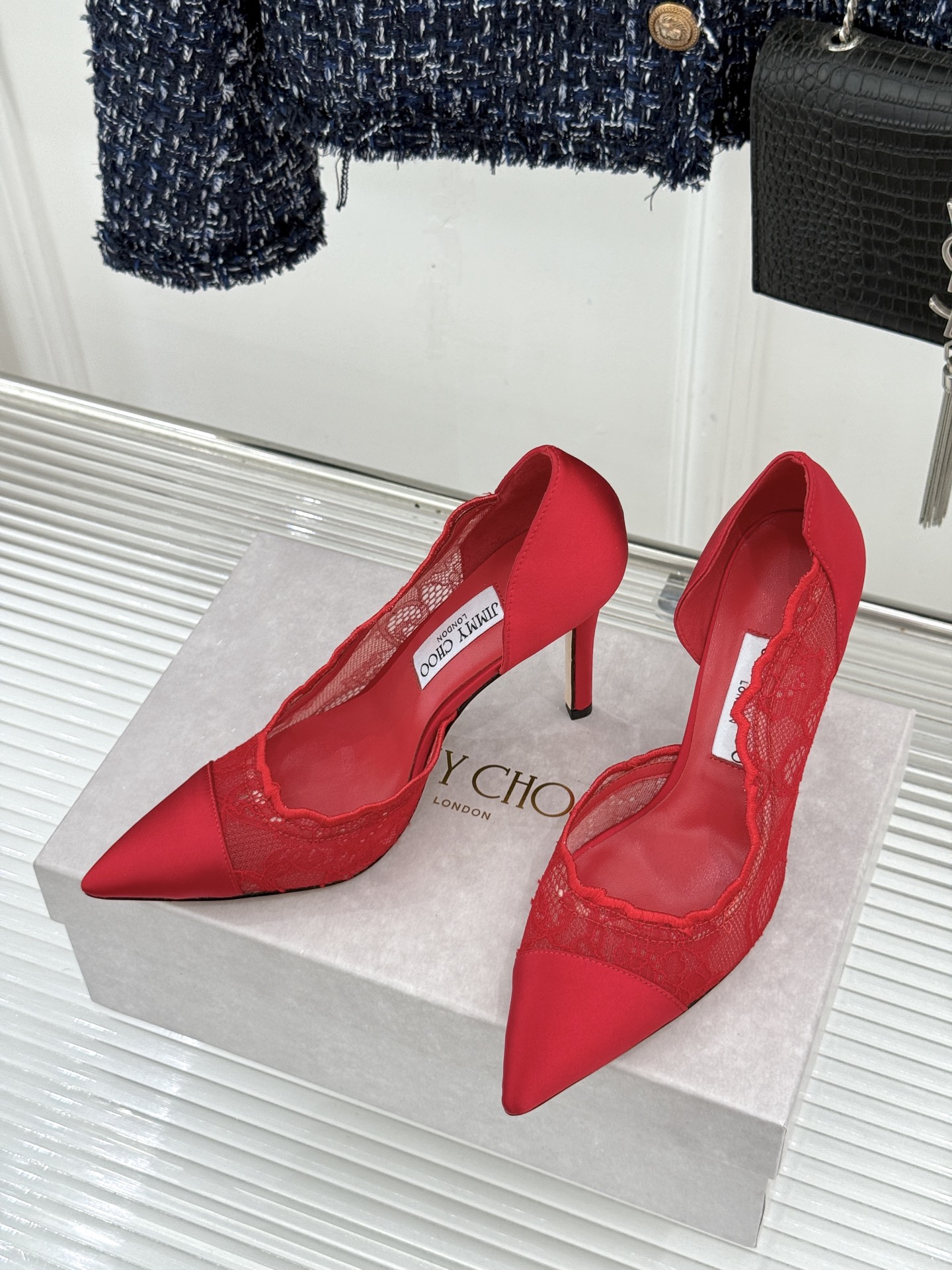 Jimmy Choo/吉米周26WF新品 蕾丝尖头侧空细跟高跟鞋婚鞋 蕾丝漫着柔雾光晕 尖头利落拉长腿部线 侧空衬得脚踝 Jimmy Choo/吉米周26WF新品 蕾丝尖头侧空细跟高跟鞋婚鞋 蕾丝漫着柔雾光晕 尖头利落拉长腿部线 侧空衬得脚踝