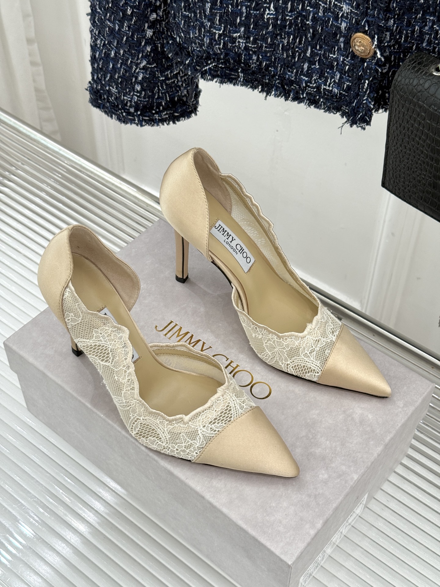 Jimmy Choo/吉米周26WF新品 蕾丝尖头侧空细跟高跟鞋婚鞋 蕾丝漫着柔雾光晕 尖头利落拉长腿部线 侧空衬得脚踝 Jimmy Choo/吉米周26WF新品 蕾丝尖头侧空细跟高跟鞋婚鞋 蕾丝漫着柔雾光晕 尖头利落拉长腿部线 侧空衬得脚踝