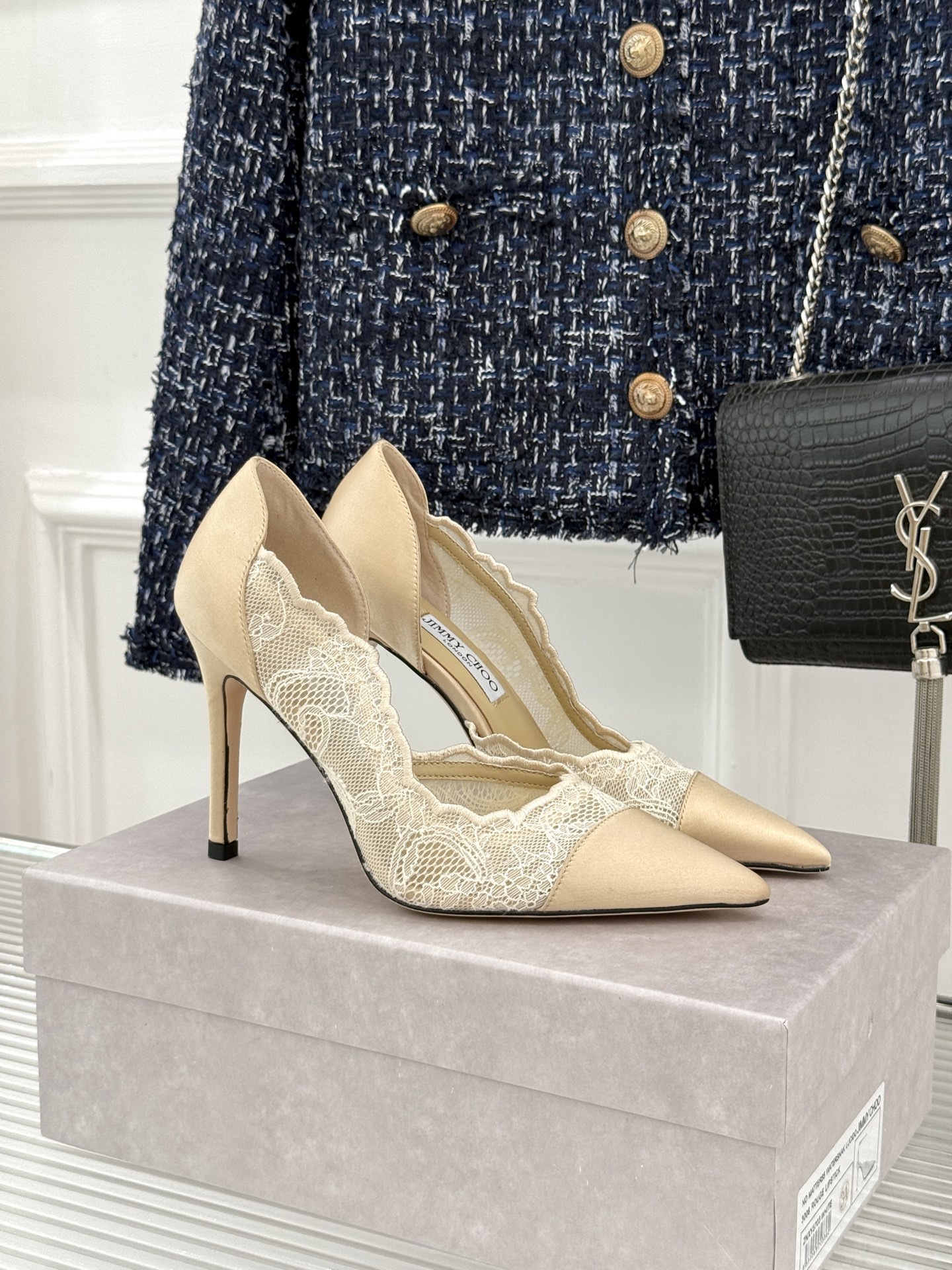 Jimmy Choo/吉米周26WF新品 蕾丝尖头侧空细跟高跟鞋婚鞋 蕾丝漫着柔雾光晕 尖头利落拉长腿部线 侧空衬得脚踝