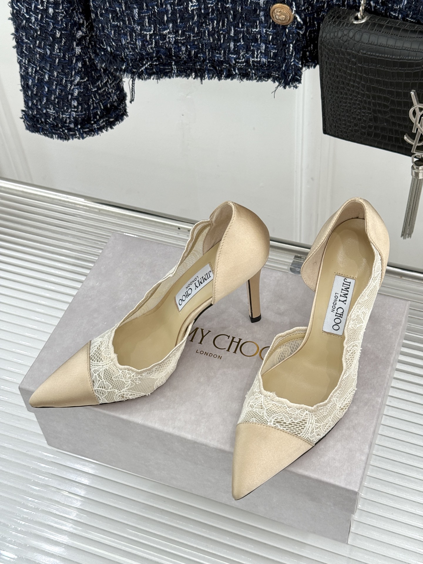 Jimmy Choo/吉米周26WF新品 蕾丝尖头侧空细跟高跟鞋婚鞋 蕾丝漫着柔雾光晕 尖头利落拉长腿部线 侧空衬得脚踝 Jimmy Choo/吉米周26WF新品 蕾丝尖头侧空细跟高跟鞋婚鞋 蕾丝漫着柔雾光晕 尖头利落拉长腿部线 侧空衬得脚踝