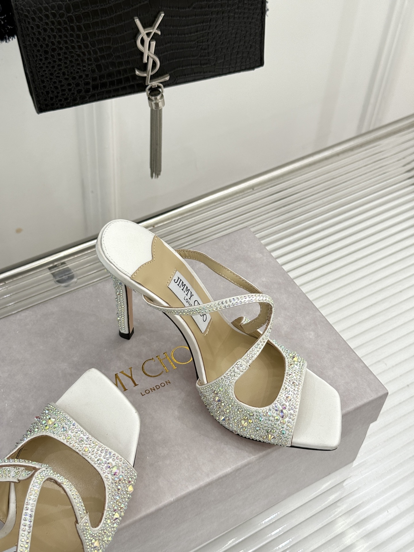 Jimmy Choo/吉米周经典水钻 渐变色露趾鱼嘴高跟鞋婚鞋 这款鞋真是婚鞋天花板 水钻渐变超闪耀 鱼嘴露趾衬脚纤细 