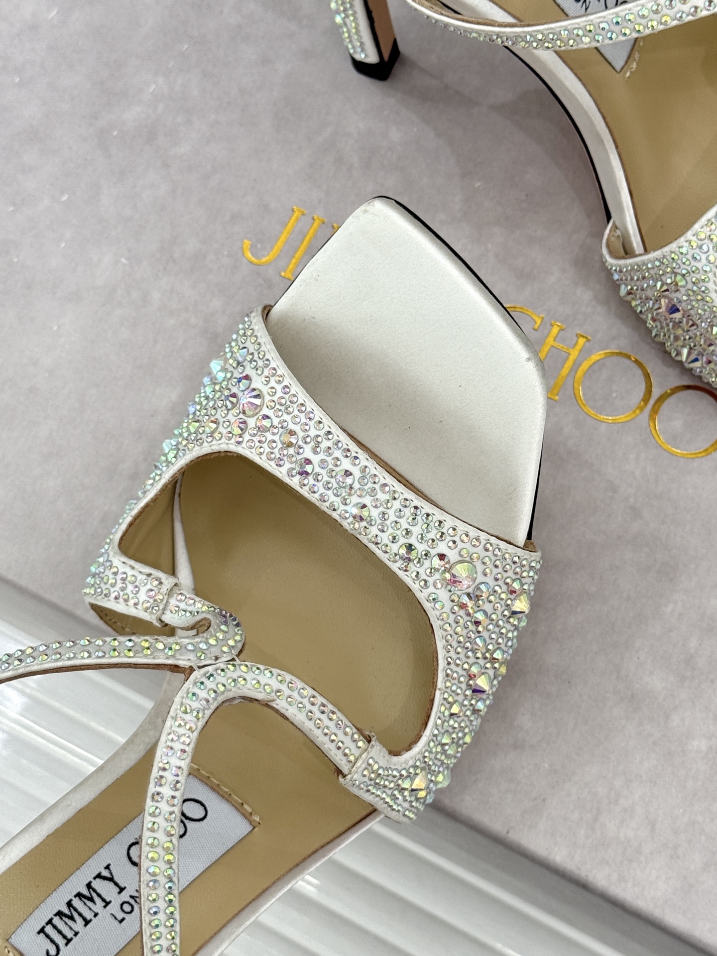 Jimmy Choo/吉米周经典水钻 渐变色露趾鱼嘴高跟鞋婚鞋 这款鞋真是婚鞋天花板 水钻渐变超闪耀 鱼嘴露趾衬脚纤细 