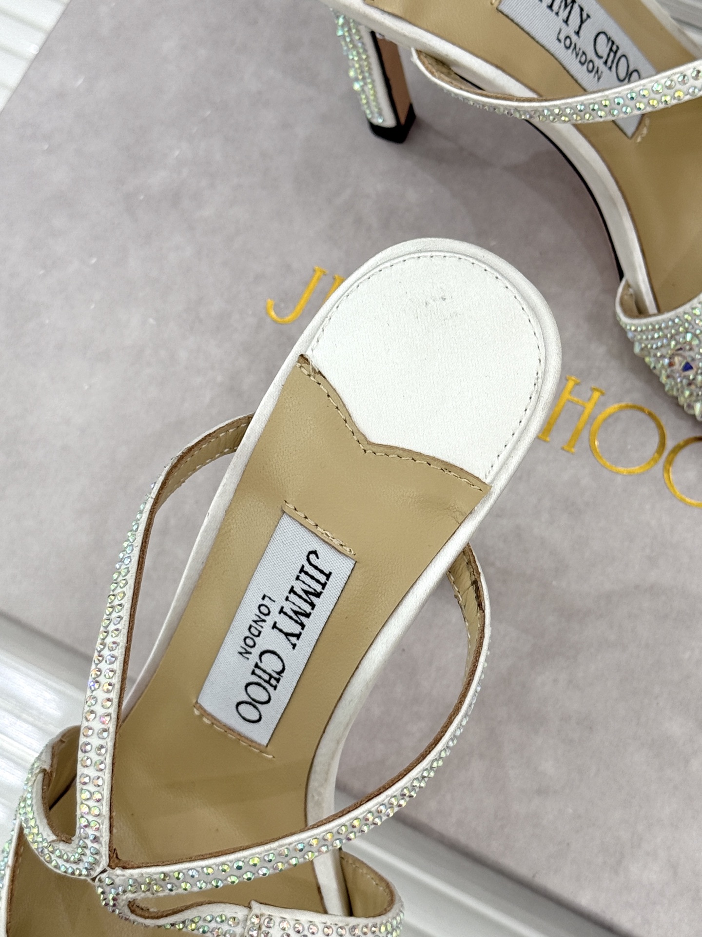 Jimmy Choo/吉米周经典水钻 渐变色露趾鱼嘴高跟鞋婚鞋 这款鞋真是婚鞋天花板 水钻渐变超闪耀 鱼嘴露趾衬脚纤细 