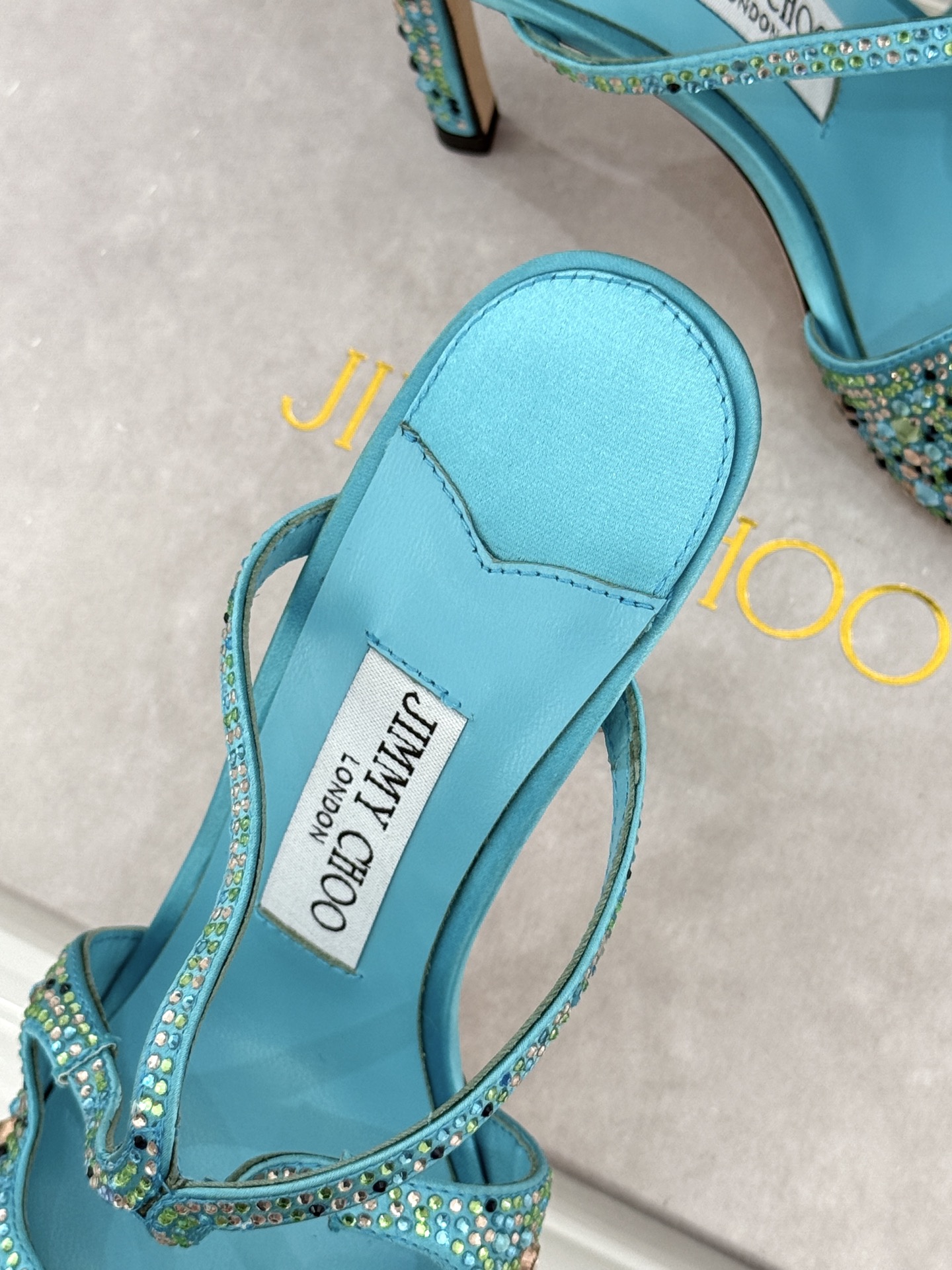 Jimmy Choo/吉米周经典水钻 渐变色露趾鱼嘴高跟鞋婚鞋 这款鞋真是婚鞋天花板 水钻渐变超闪耀 鱼嘴露趾衬脚纤细 