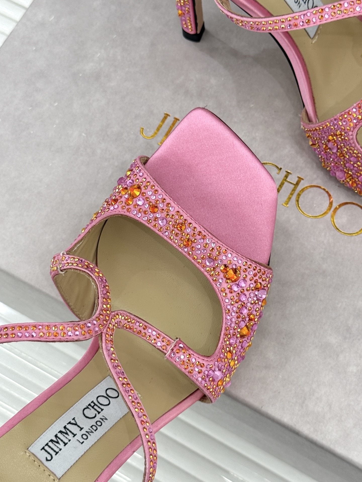 Jimmy Choo/吉米周经典水钻 渐变色露趾鱼嘴高跟鞋婚鞋 这款鞋真是婚鞋天花板 水钻渐变超闪耀 鱼嘴露趾衬脚纤细 