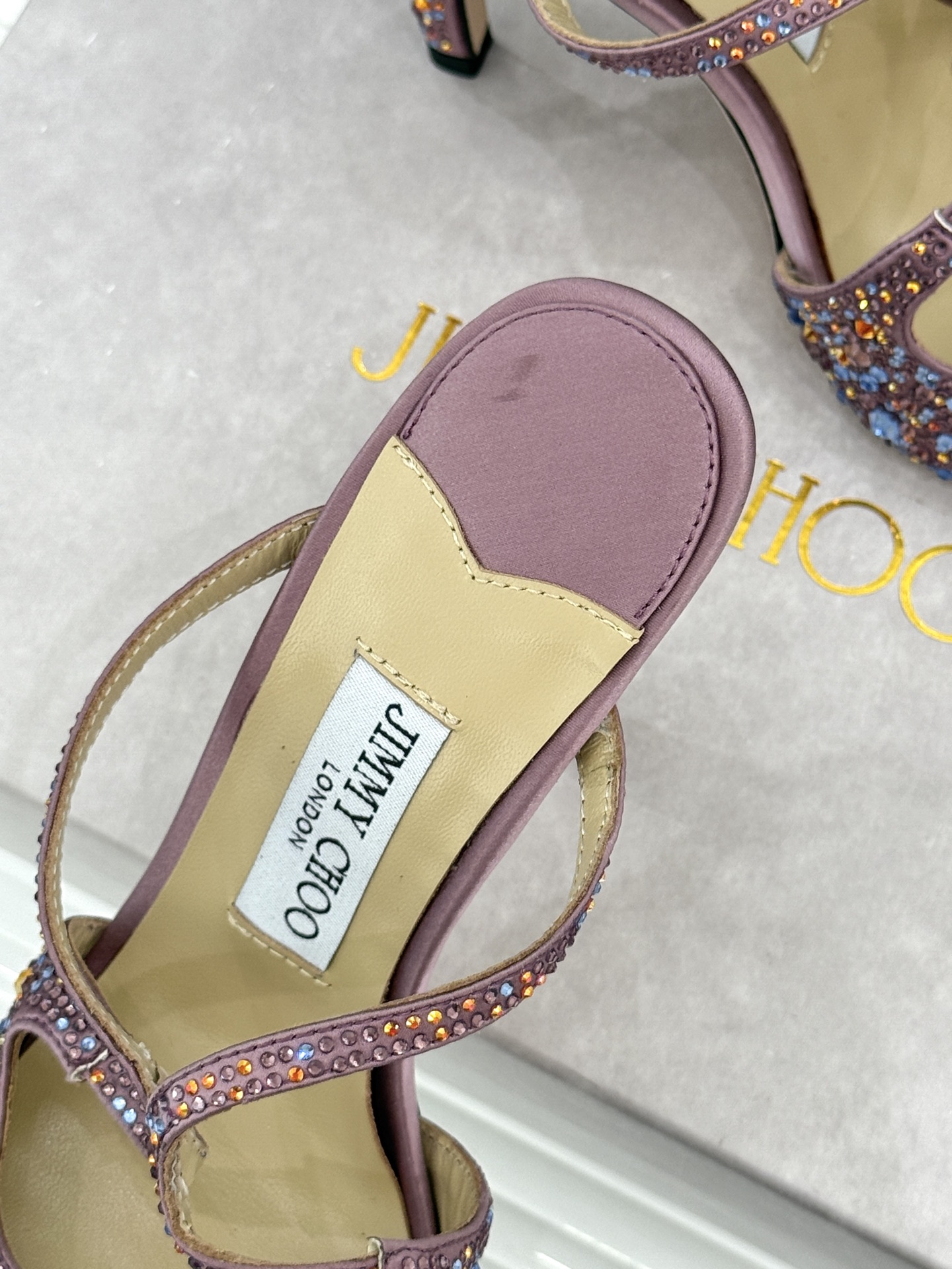 Jimmy Choo/吉米周经典水钻 渐变色露趾鱼嘴高跟鞋婚鞋 这款鞋真是婚鞋天花板 水钻渐变超闪耀 鱼嘴露趾衬脚纤细 