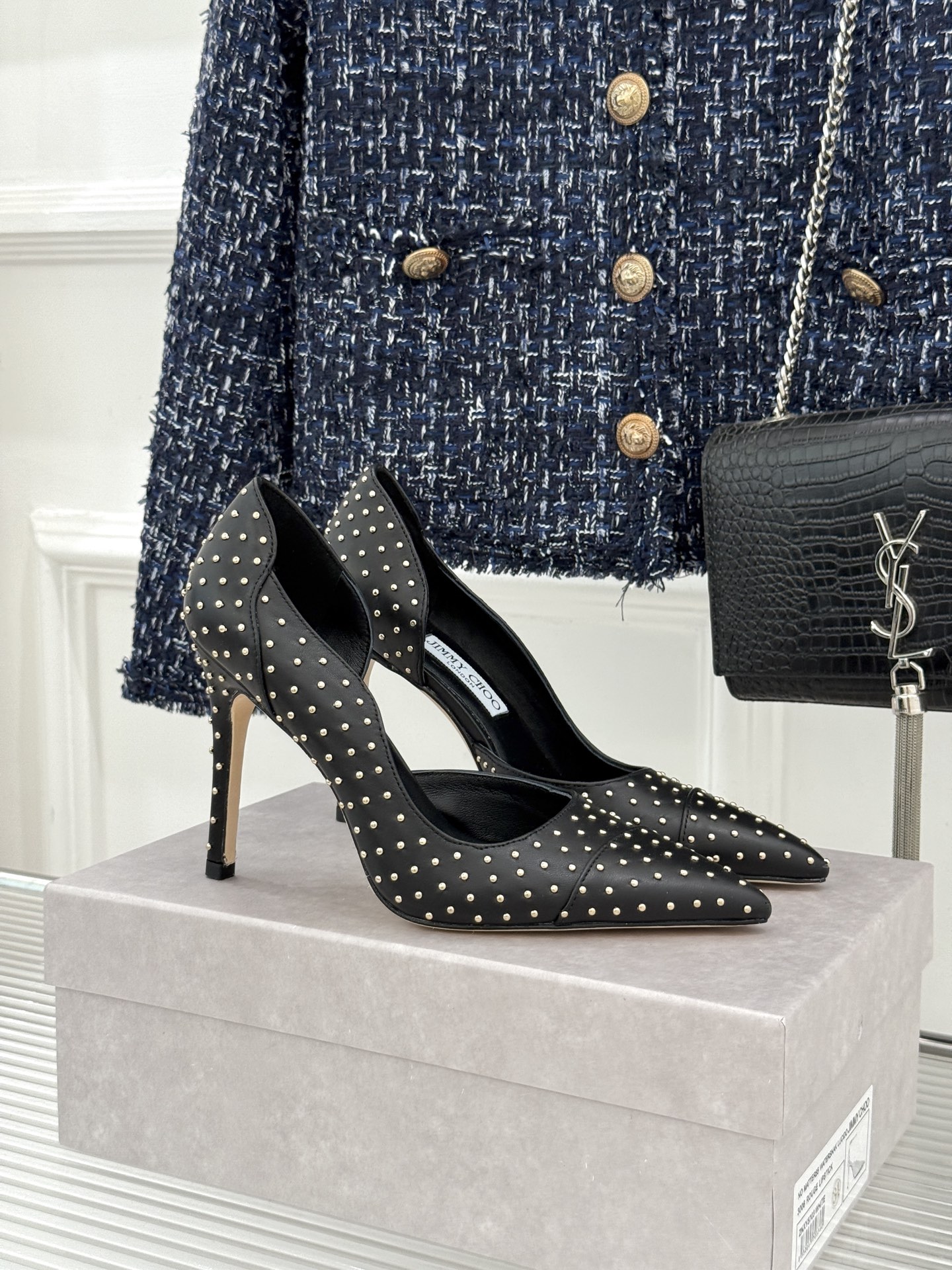 Jimmy Choo/吉米周26WF新品 铆钉尖头侧空细跟高跟鞋婚鞋 尖头利落拉长腿部线条 金属铆钉缀出酷飒感 侧空衬得