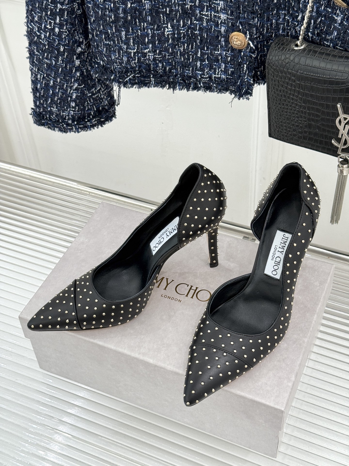 Jimmy Choo/吉米周26WF新品 铆钉尖头侧空细跟高跟鞋婚鞋 尖头利落拉长腿部线条 金属铆钉缀出酷飒感 侧空衬得 Jimmy Choo/吉米周26WF新品 铆钉尖头侧空细跟高跟鞋婚鞋 尖头利落拉长腿部线条 金属铆钉缀出酷飒感 侧空衬得