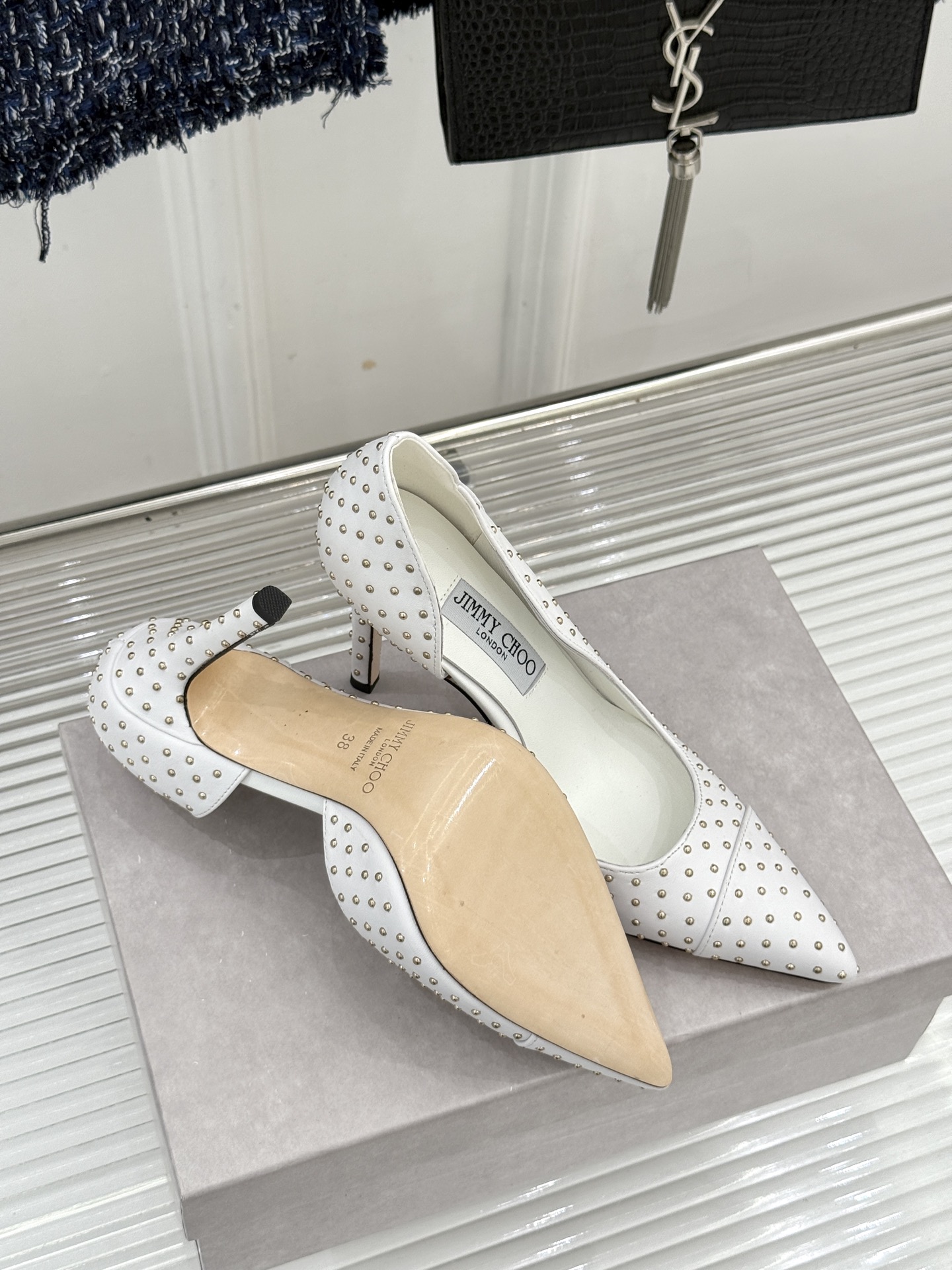 Jimmy Choo/吉米周26WF新品 铆钉尖头侧空细跟高跟鞋婚鞋 尖头利落拉长腿部线条 金属铆钉缀出酷飒感 侧空衬得
