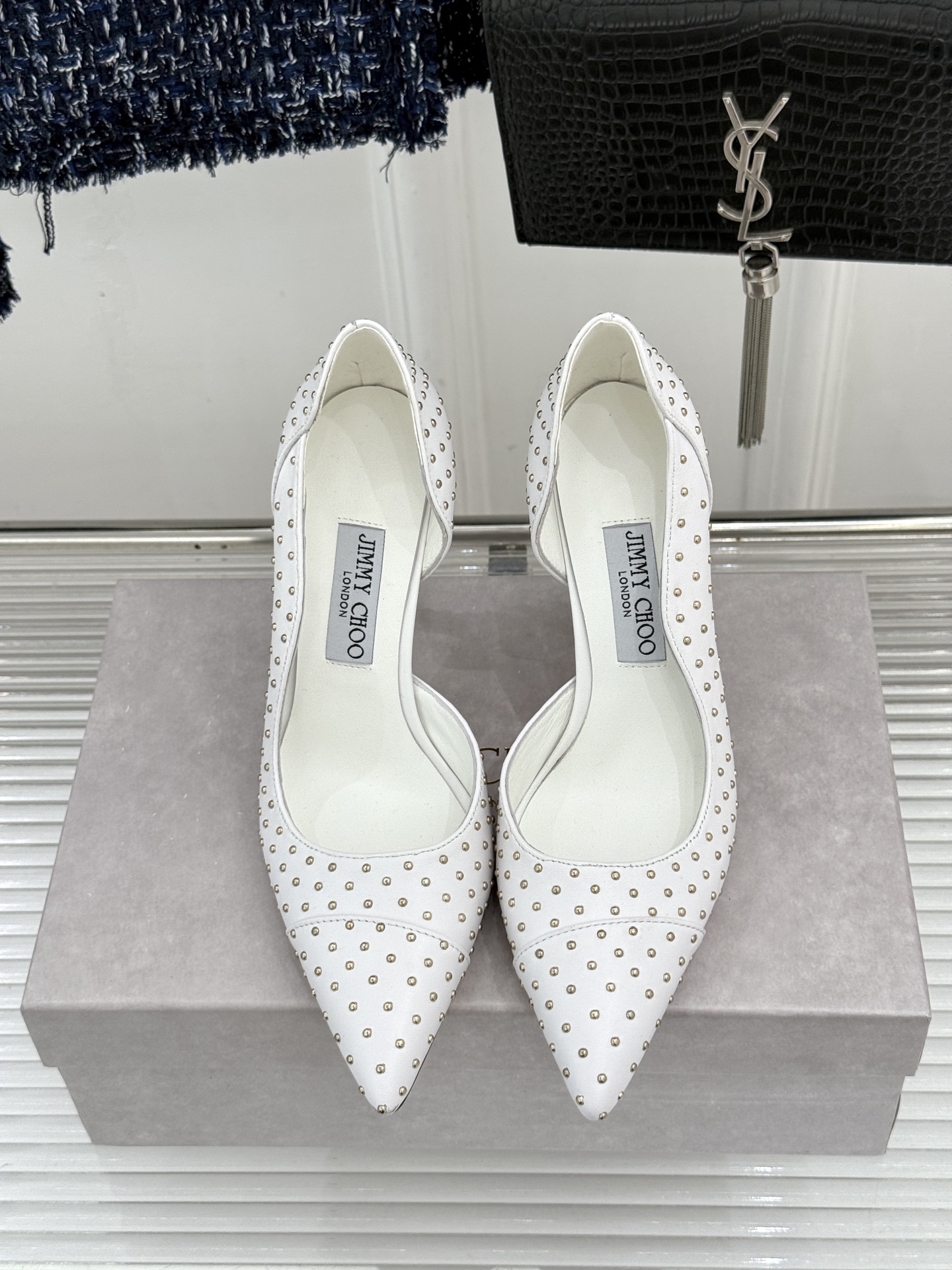 Jimmy Choo/吉米周26WF新品 铆钉尖头侧空细跟高跟鞋婚鞋 尖头利落拉长腿部线条 金属铆钉缀出酷飒感 侧空衬得