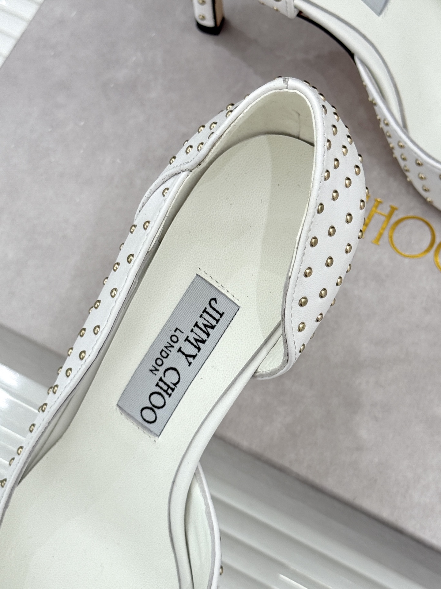 Jimmy Choo/吉米周26WF新品 铆钉尖头侧空细跟高跟鞋婚鞋 尖头利落拉长腿部线条 金属铆钉缀出酷飒感 侧空衬得