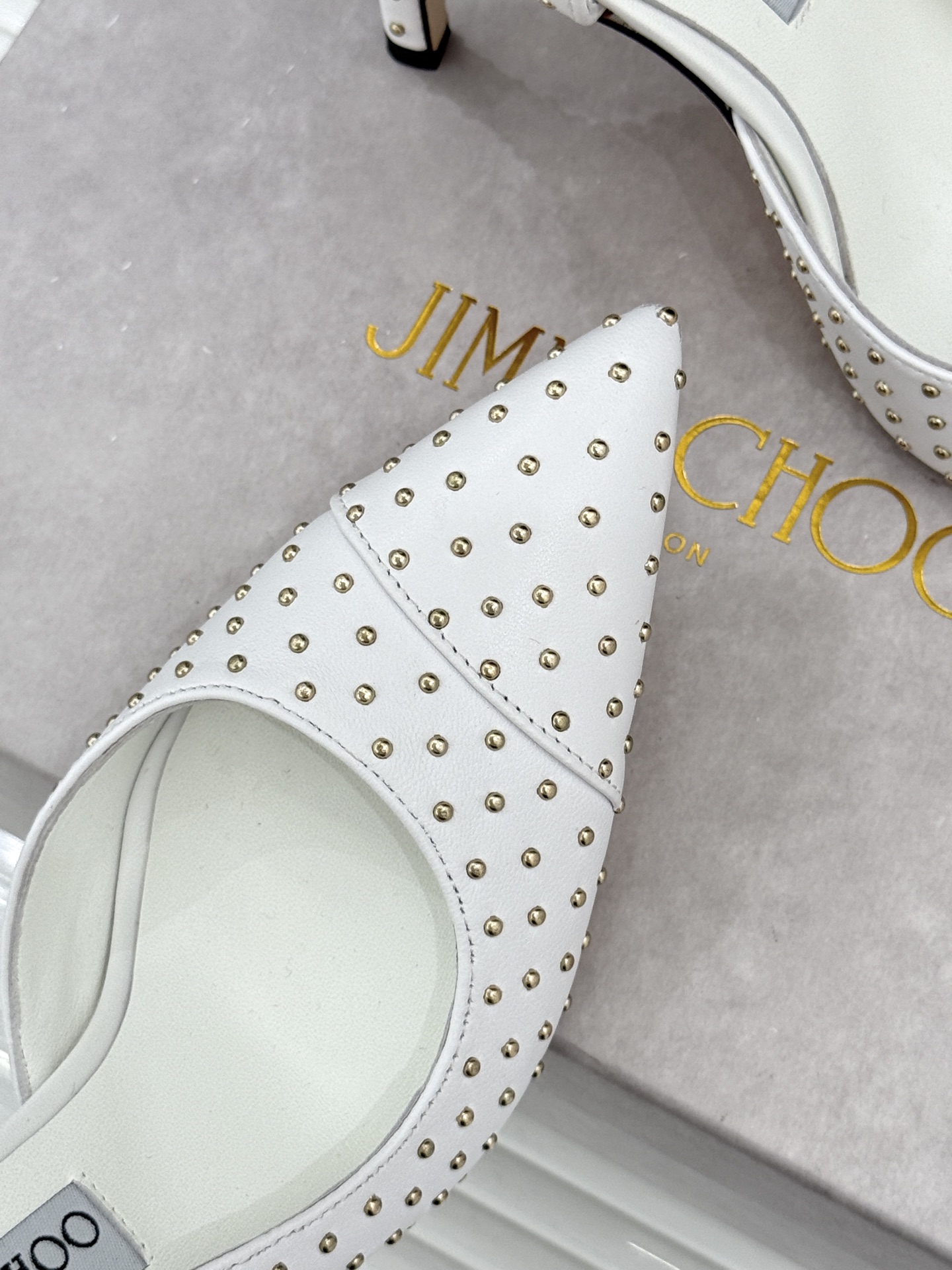 Jimmy Choo/吉米周26WF新品 铆钉尖头侧空细跟高跟鞋婚鞋 尖头利落拉长腿部线条 金属铆钉缀出酷飒感 侧空衬得