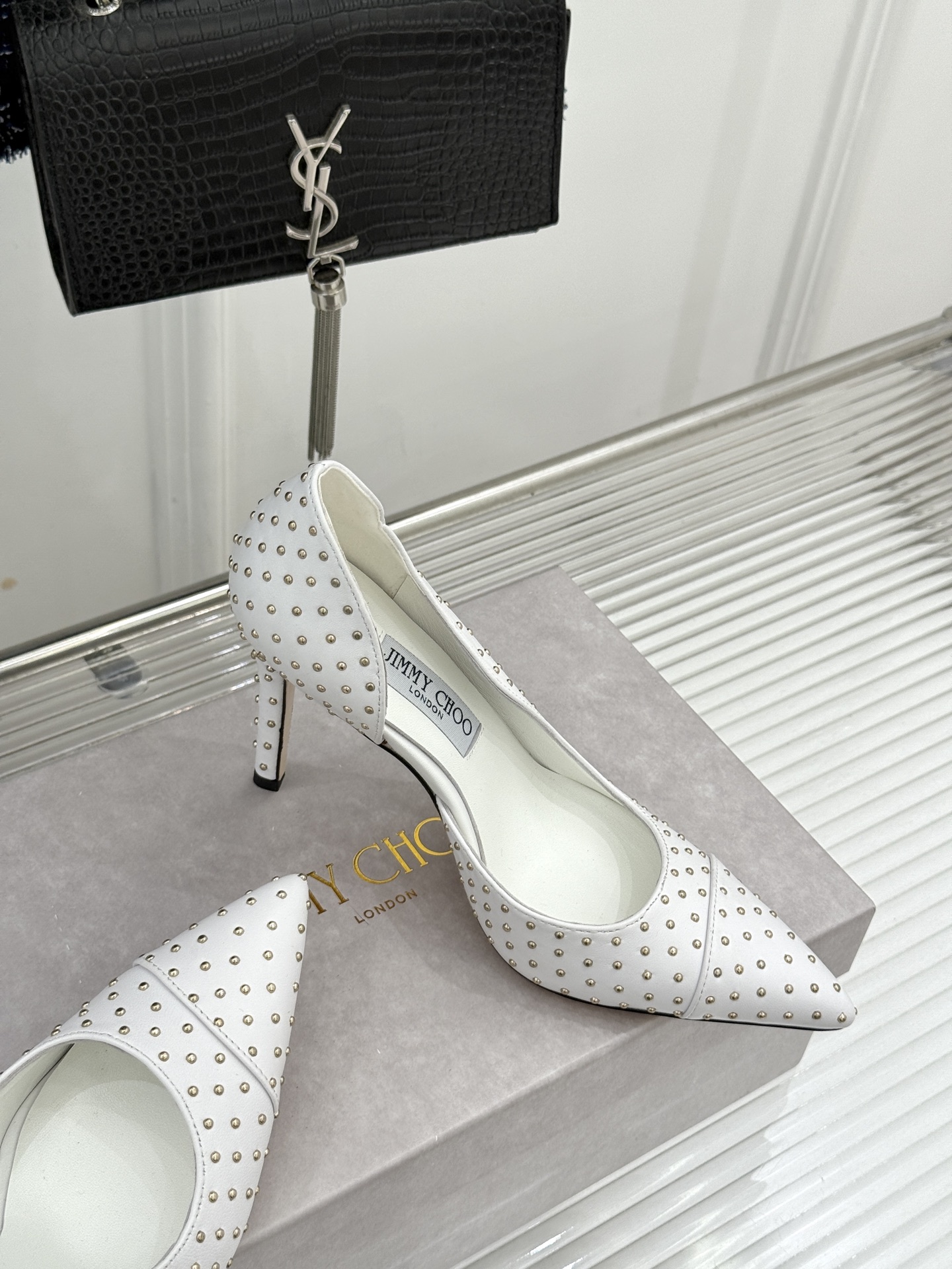 Jimmy Choo/吉米周26WF新品 铆钉尖头侧空细跟高跟鞋婚鞋 尖头利落拉长腿部线条 金属铆钉缀出酷飒感 侧空衬得