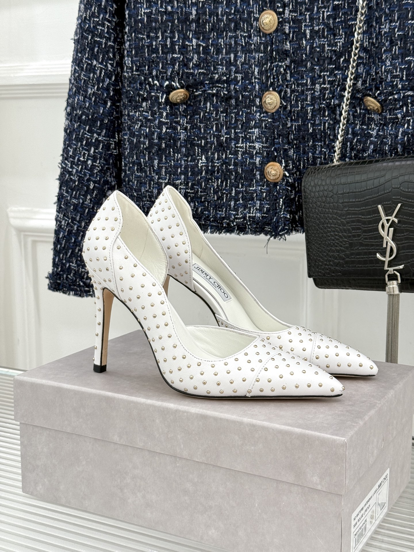 Jimmy Choo/吉米周26WF新品 铆钉尖头侧空细跟高跟鞋婚鞋 尖头利落拉长腿部线条 金属铆钉缀出酷飒感 侧空衬得