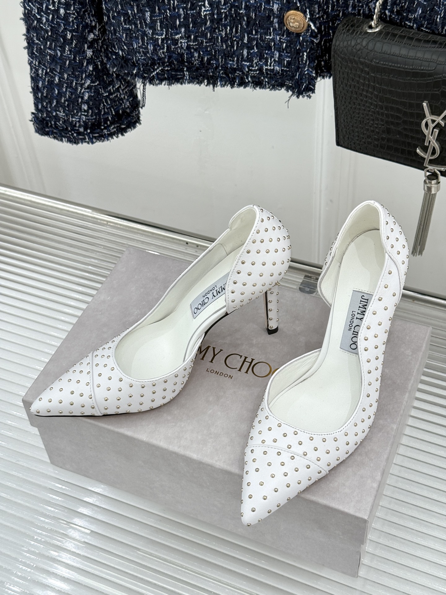 Jimmy Choo/吉米周26WF新品 铆钉尖头侧空细跟高跟鞋婚鞋 尖头利落拉长腿部线条 金属铆钉缀出酷飒感 侧空衬得