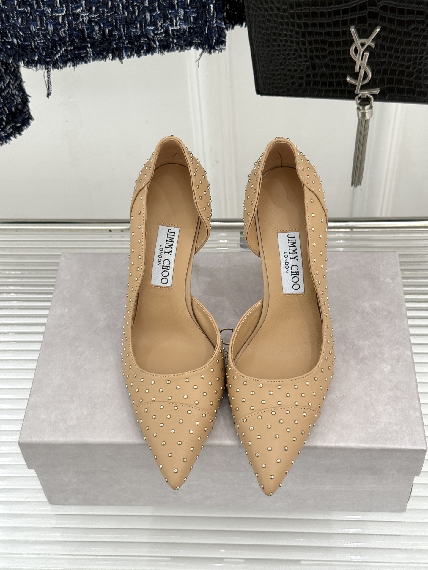 Jimmy Choo/吉米周26WF新品 铆钉尖头侧空细跟高跟鞋婚鞋 尖头利落拉长腿部线条 金属铆钉缀出酷飒感 侧空衬得