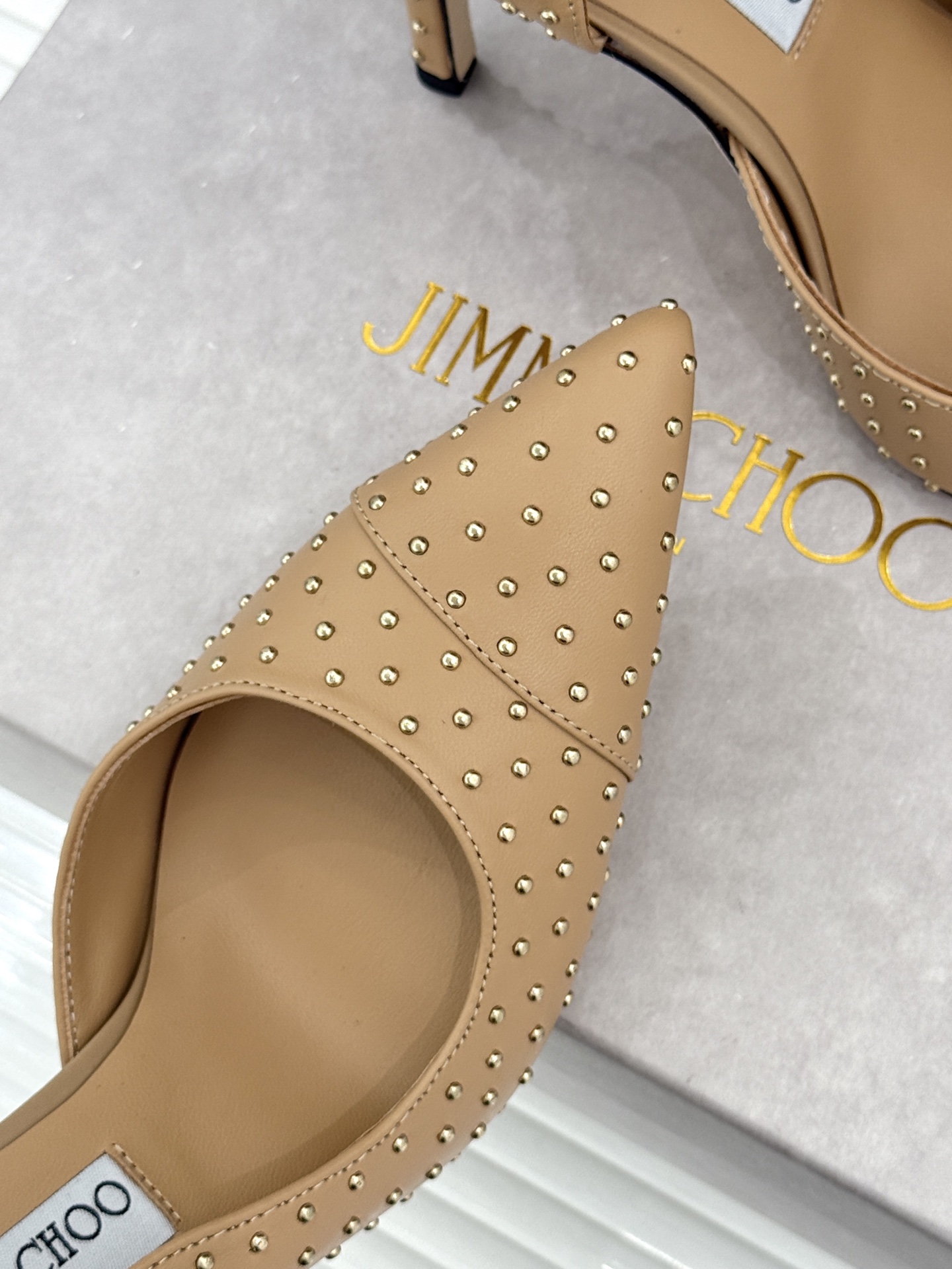 Jimmy Choo/吉米周26WF新品 铆钉尖头侧空细跟高跟鞋婚鞋 尖头利落拉长腿部线条 金属铆钉缀出酷飒感 侧空衬得